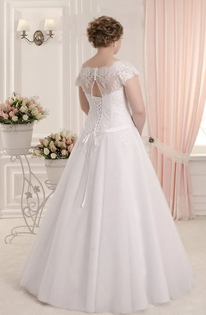 ---Beautiful wedding dress for women plus size for sale online at a cheap price made of satin and tulle with macramé lace applic