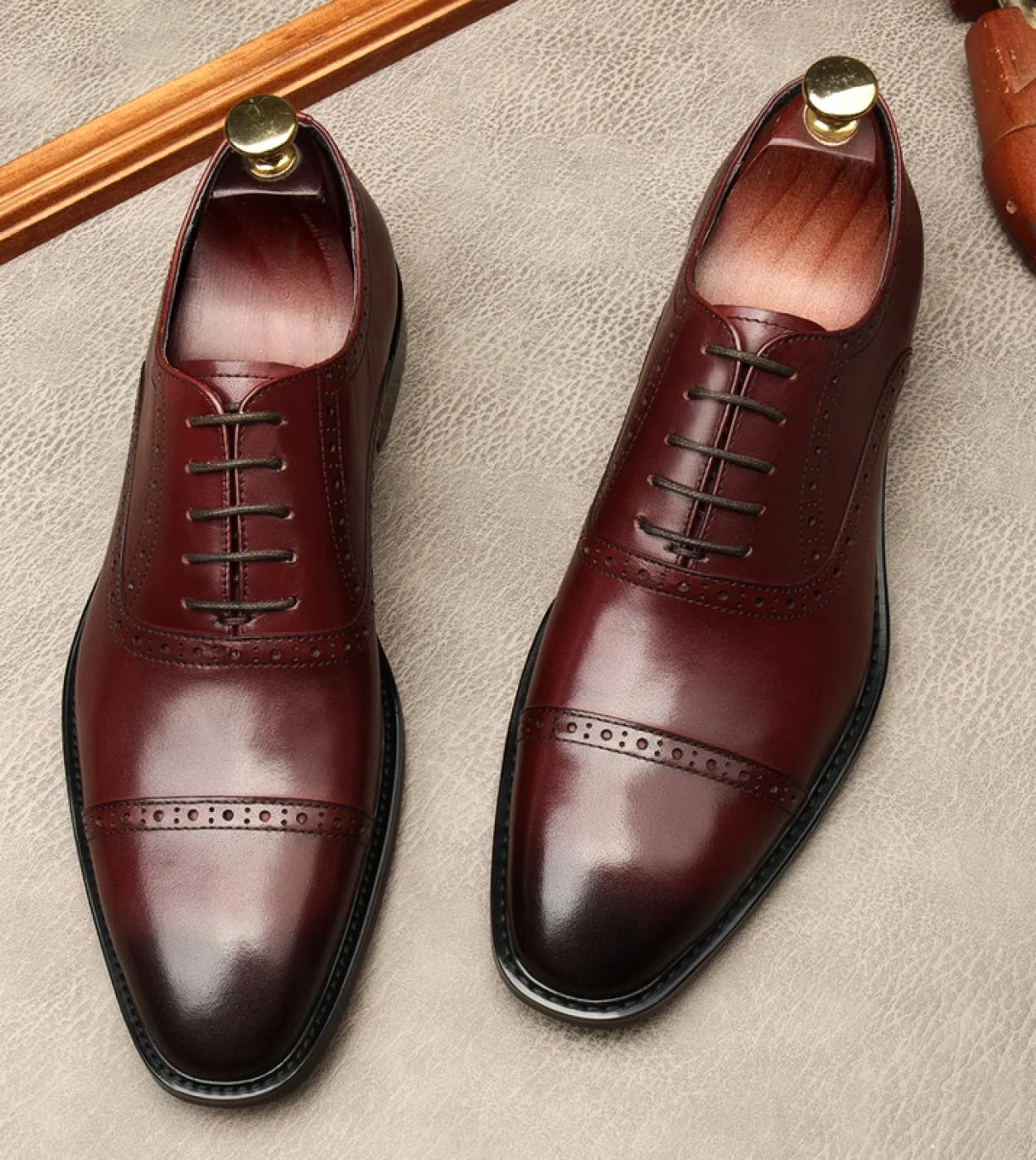 2023 Scarpe eleganti da uomo di lusso primaverili in vera pelle Designer di qualità Nuovo stile Oxford Scarpe da lavoro da lavor