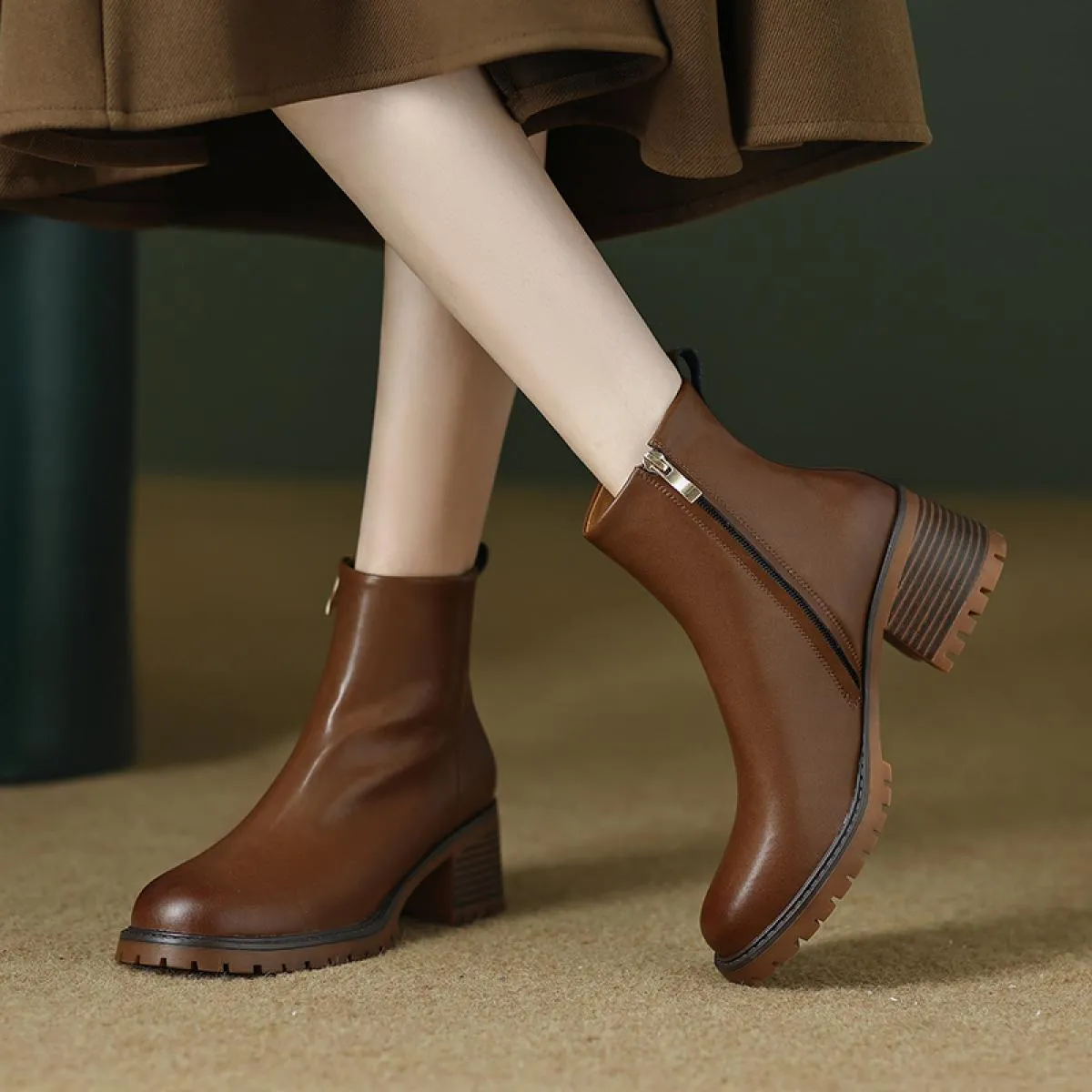 2024 Stivaletti da donna Chelsea Inverno Nuovi tacchi alti spessi in vera pelle Scarpe da lavoro per il tempo libero Donna Tagli