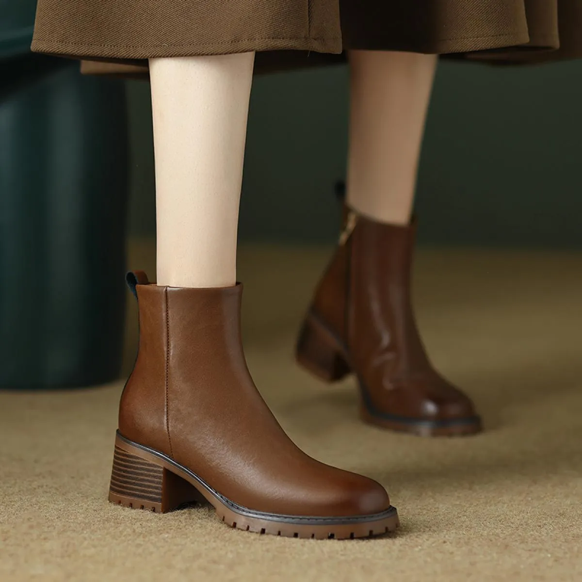 2024 Stivaletti da donna Chelsea Inverno Nuovi tacchi alti spessi in vera pelle Scarpe da lavoro per il tempo libero Donna Tagli