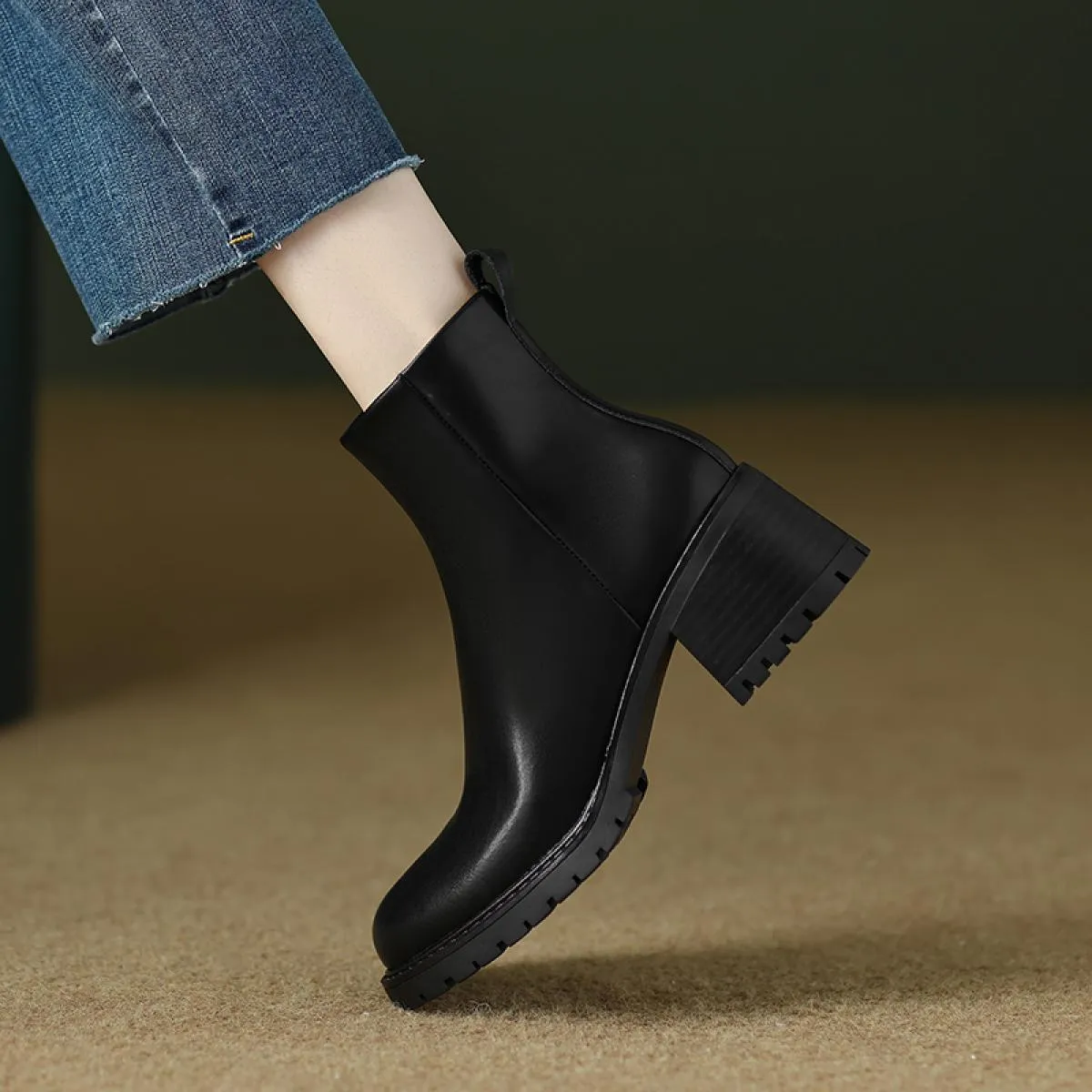2024 Stivaletti da donna Chelsea Inverno Nuovi tacchi alti spessi in vera pelle Scarpe da lavoro per il tempo libero Donna Tagli