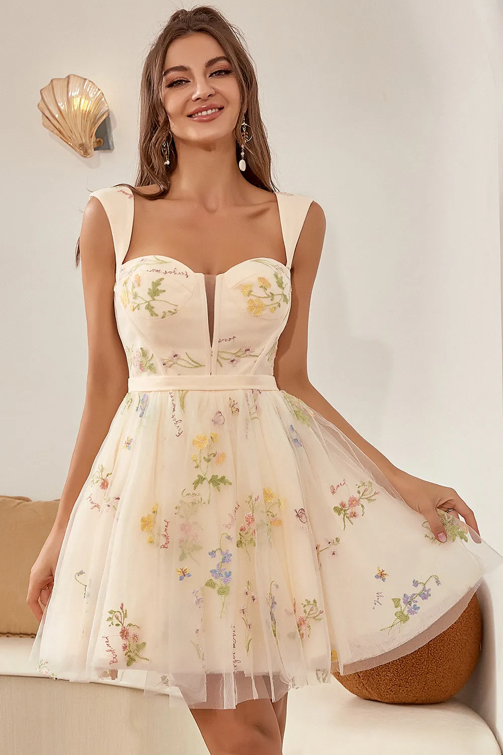 Abito da cocktail corto champagne con scollo a cuore carino