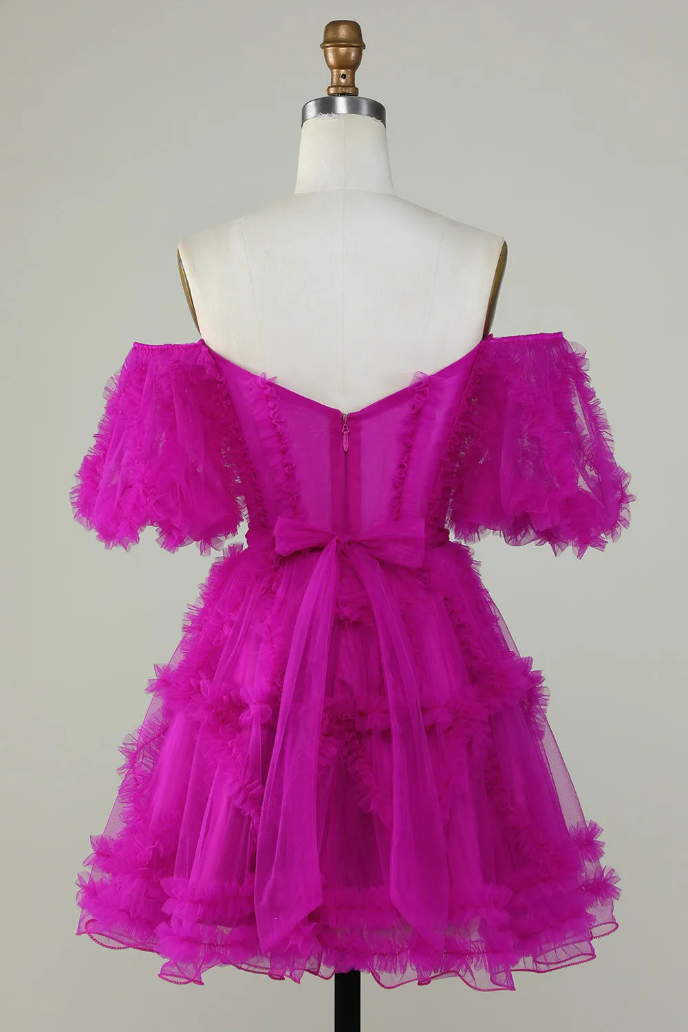 Abito da ritorno a casa corto in tulle con scollo a barchetta