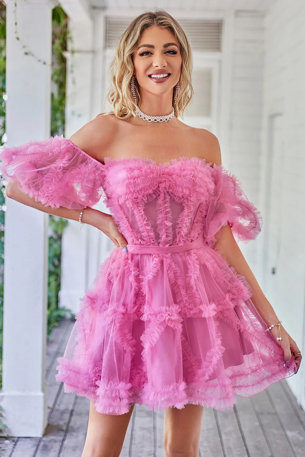 Abito da ritorno a casa corto in tulle con scollo a barchetta
