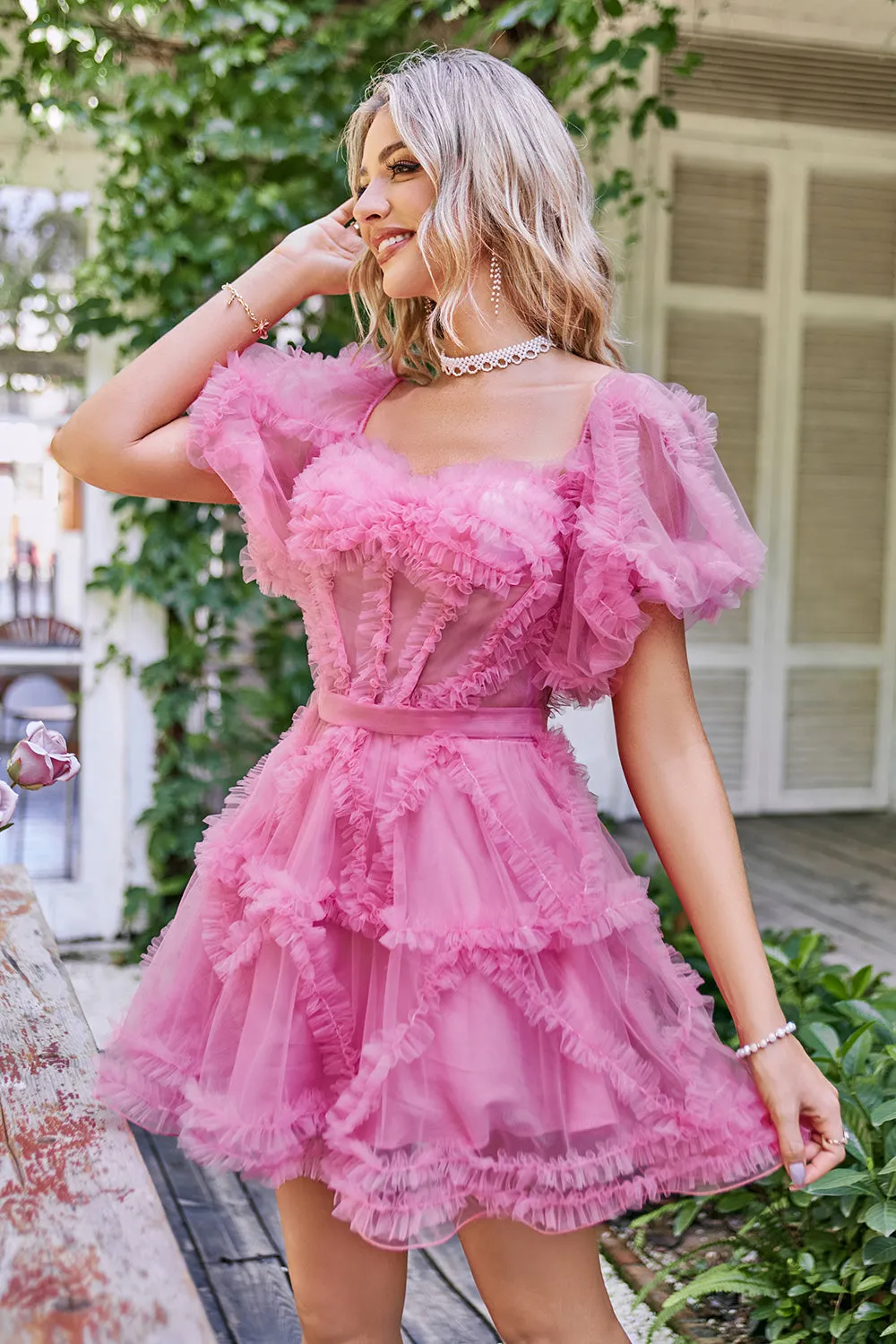 Abito da ritorno a casa corto in tulle con scollo a barchetta