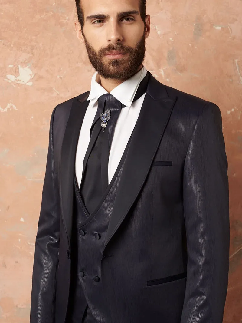 Abito da sposo classico ed elegante con giacca tessuto operato