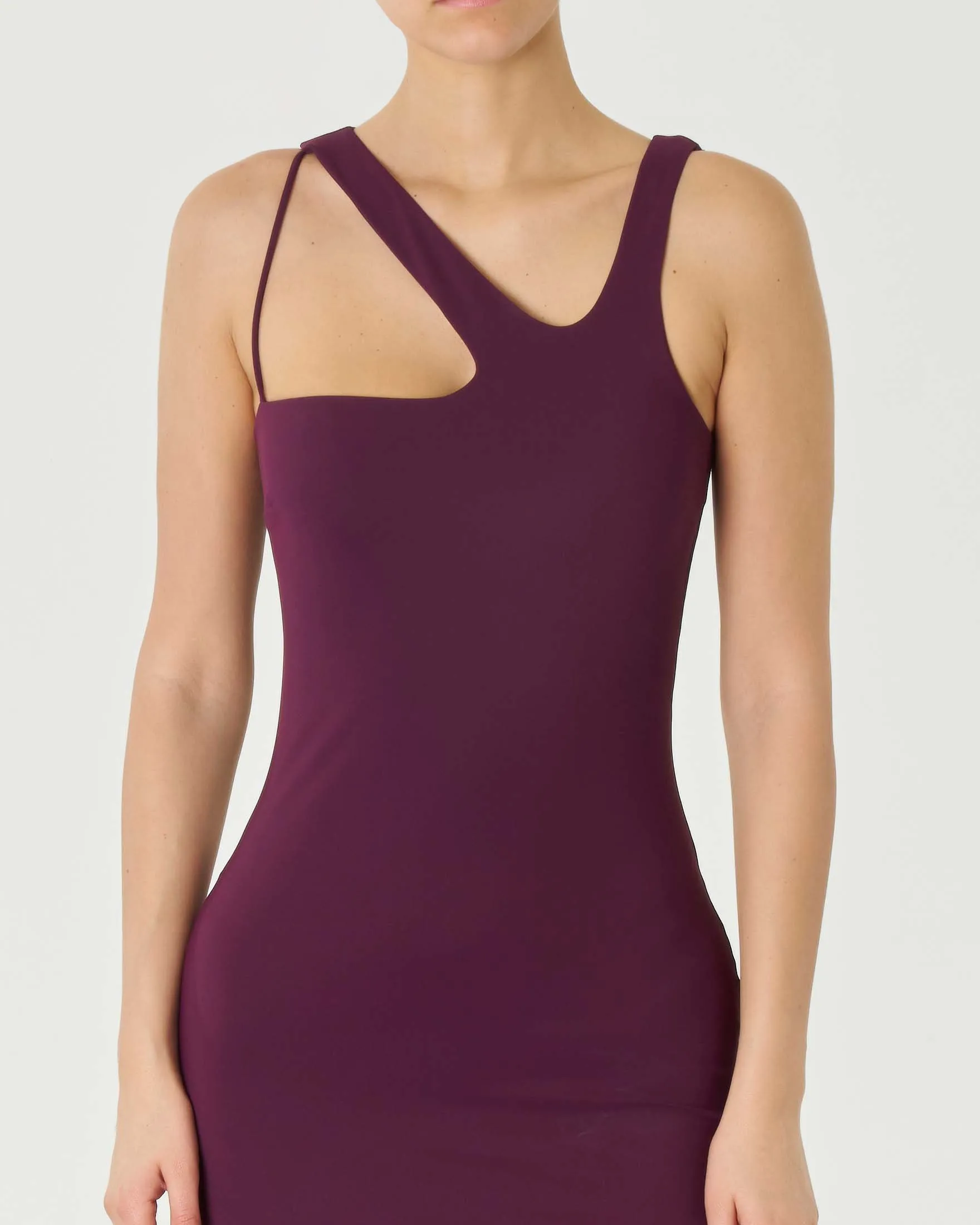 Abito midi bordeaux smanicato dalla linea aderentre in lycra con scollo assimmetrico e cut-out