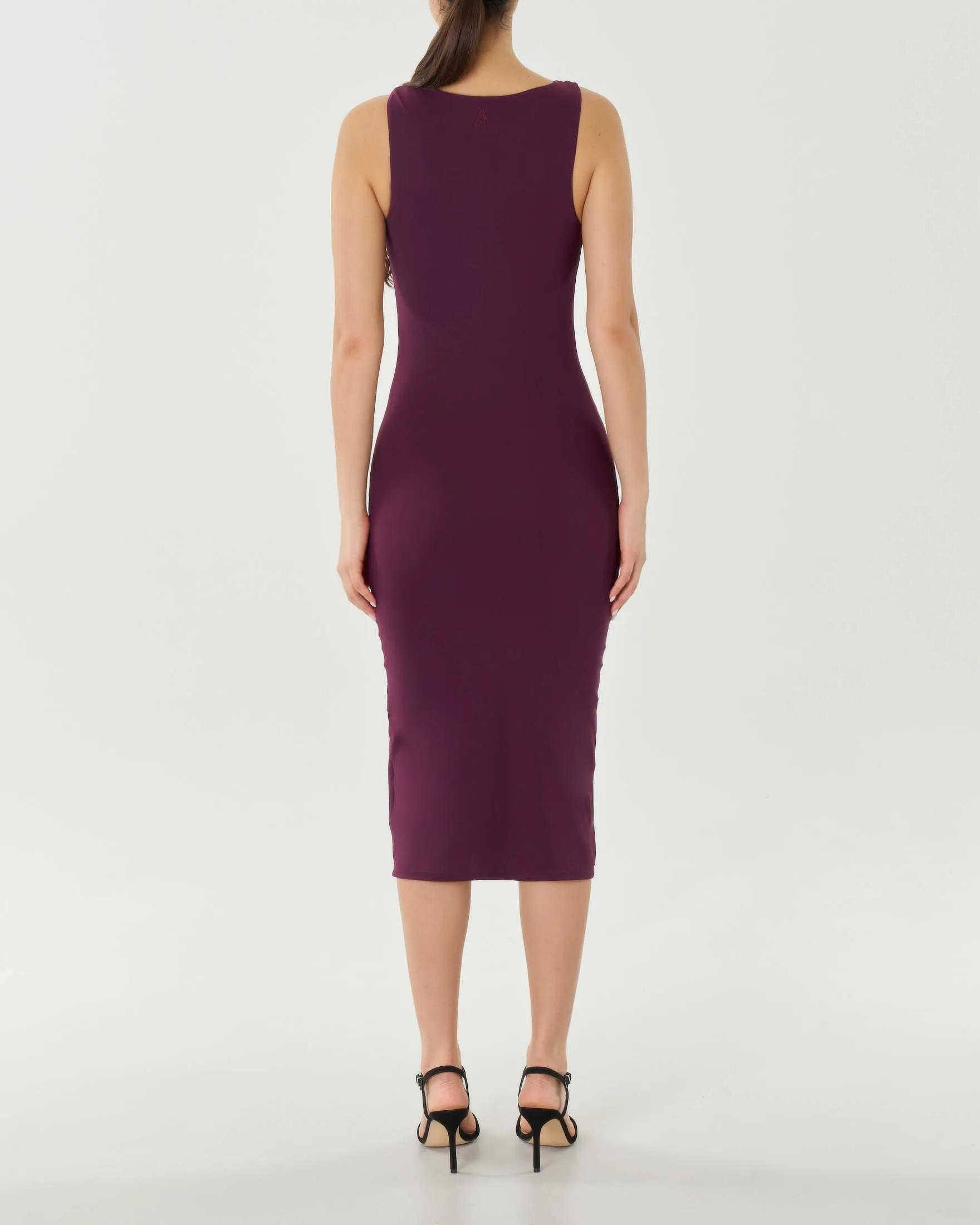 Abito midi bordeaux smanicato dalla linea aderentre in lycra con scollo assimmetrico e cut-out
