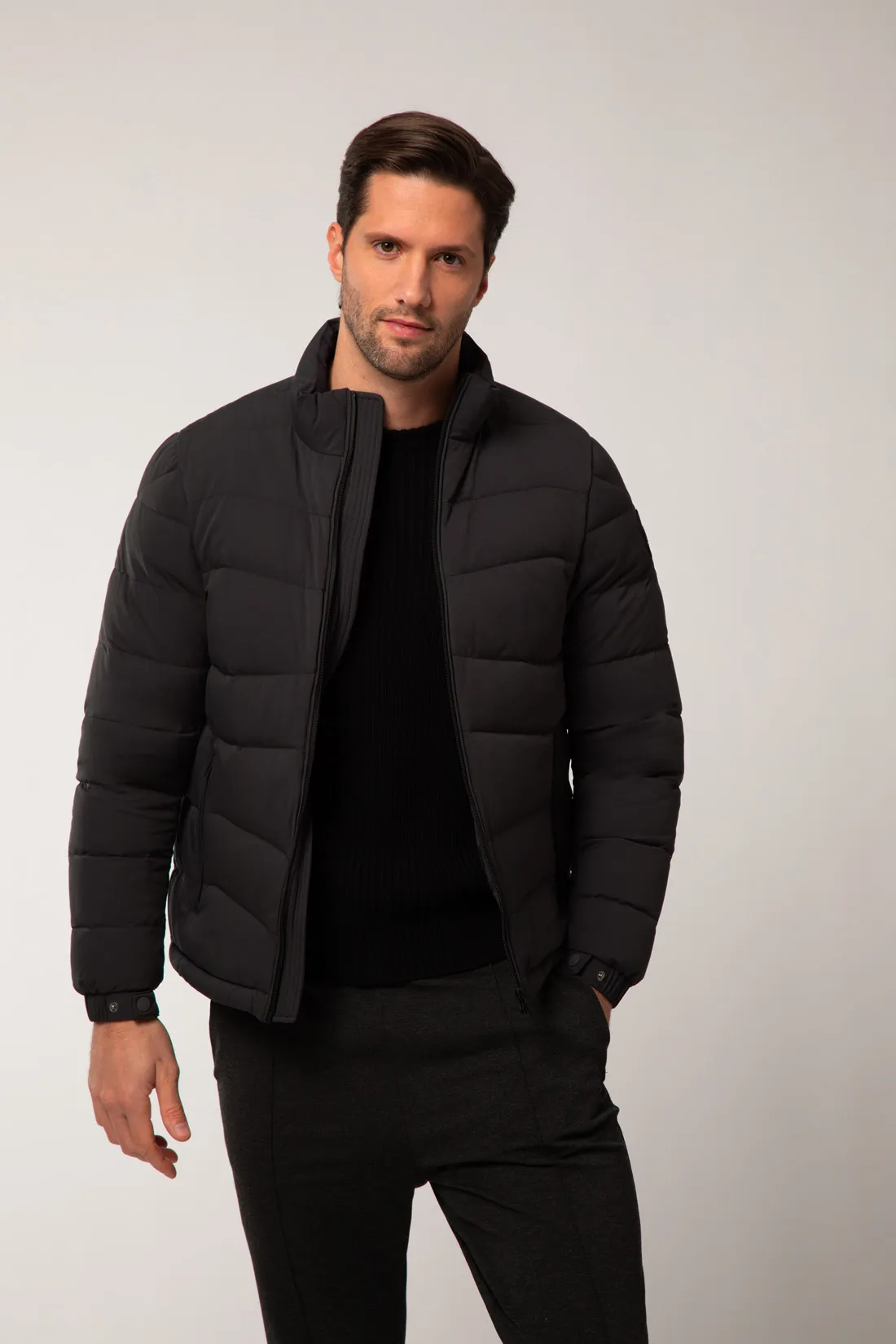 AKRON – Piumino nero full zip con filze a zig zag