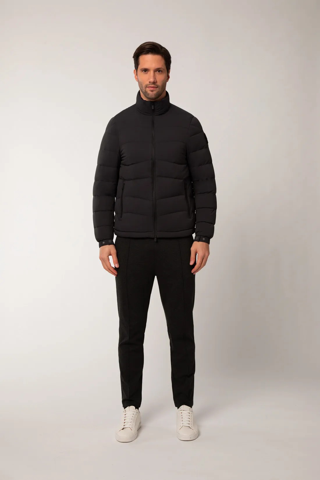 AKRON – Piumino nero full zip con filze a zig zag