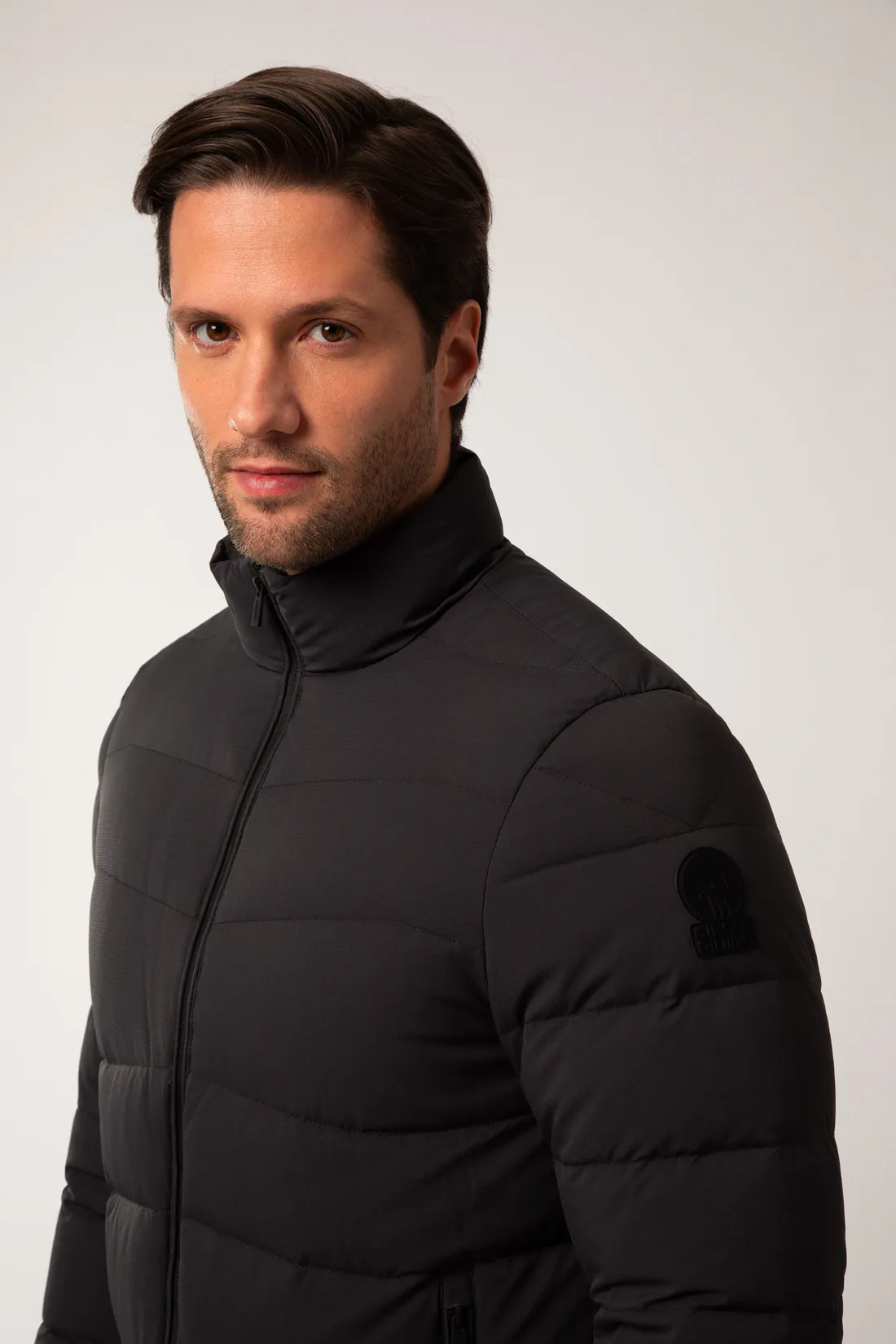 AKRON – Piumino nero full zip con filze a zig zag