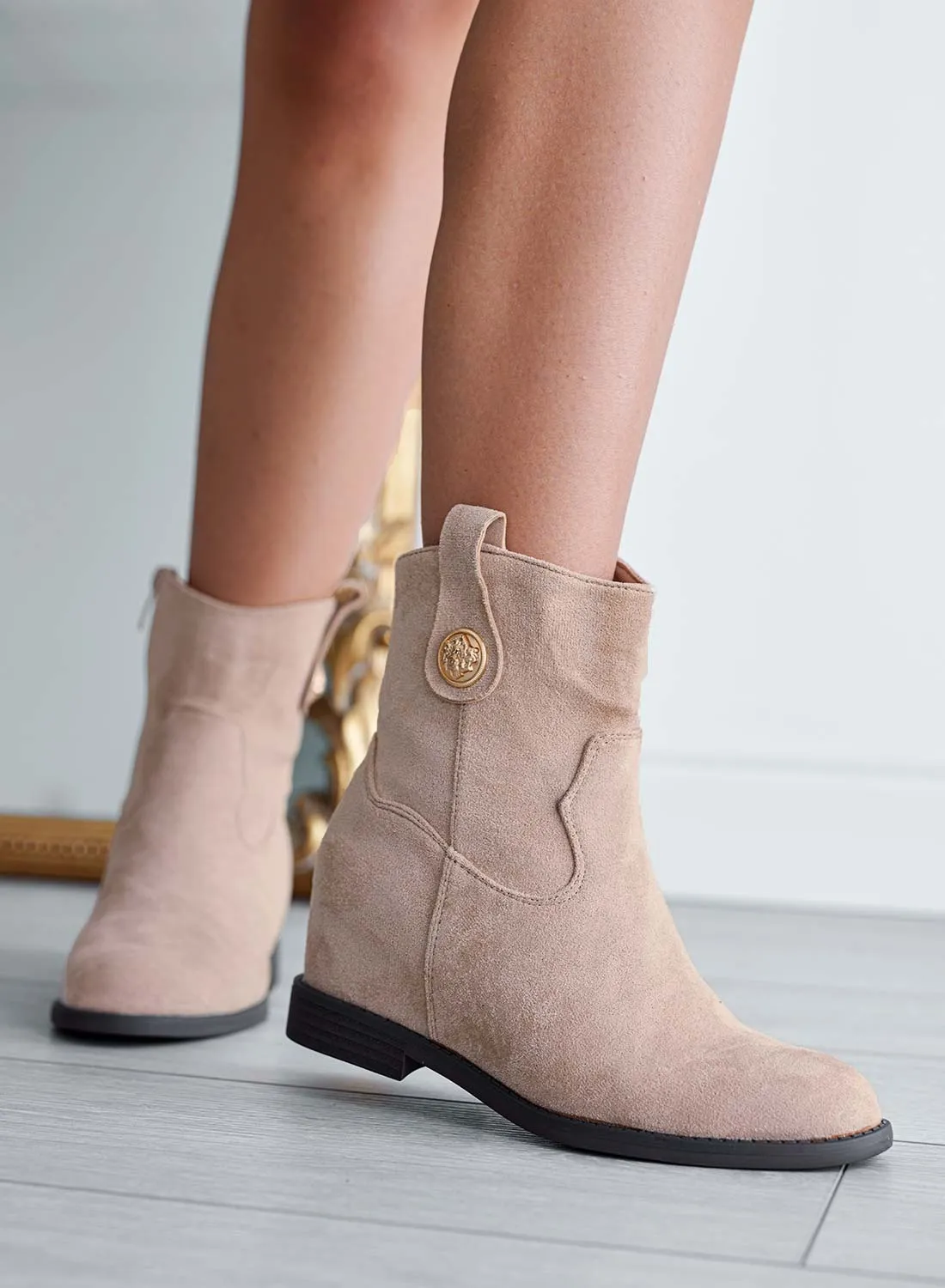 ALEXIS - Stivaletti Alexoo beige con bottone oro