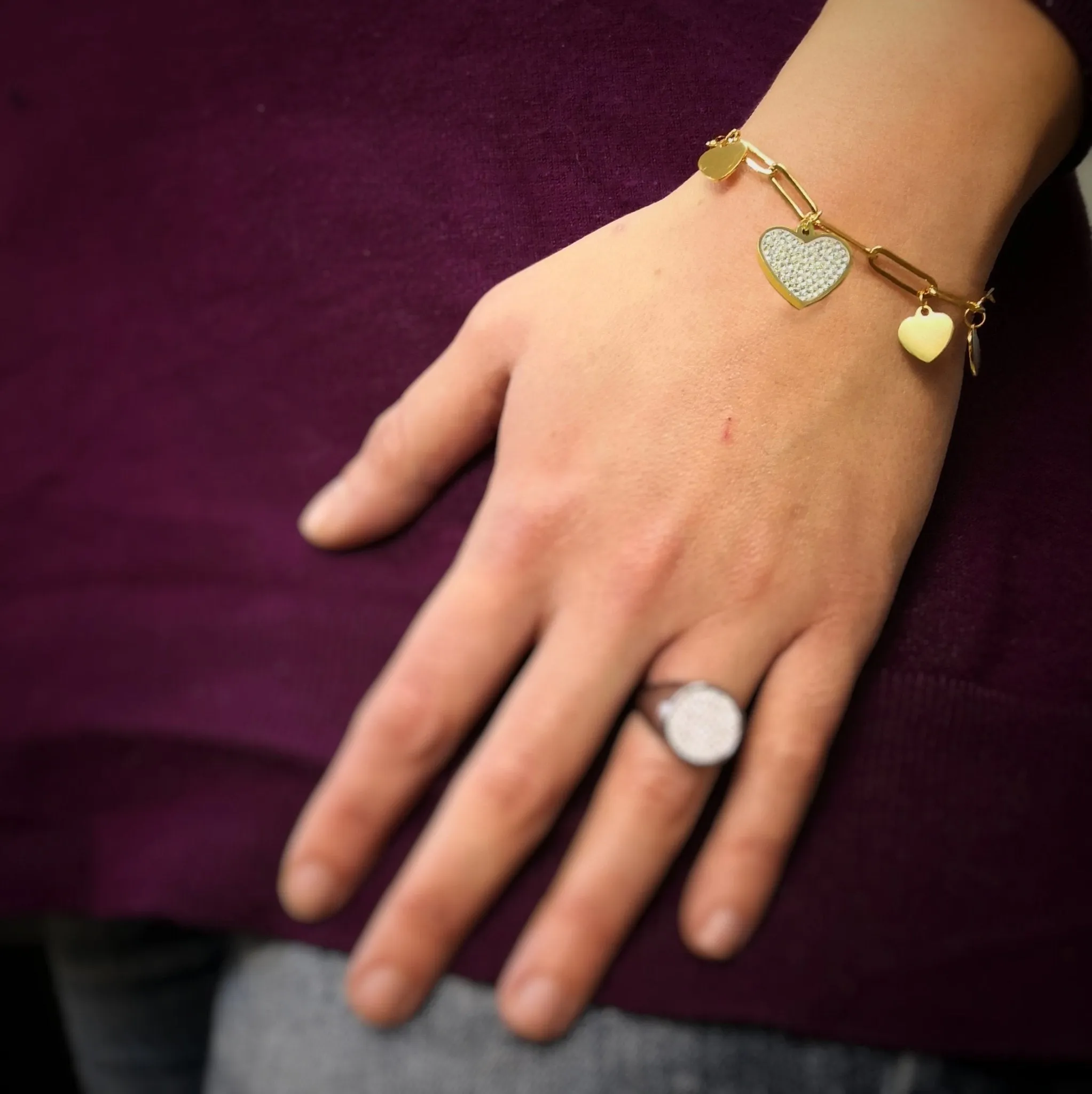 Bracciale con maglia a profilo squadrato in acciaio e charms pavè gold - Cuori