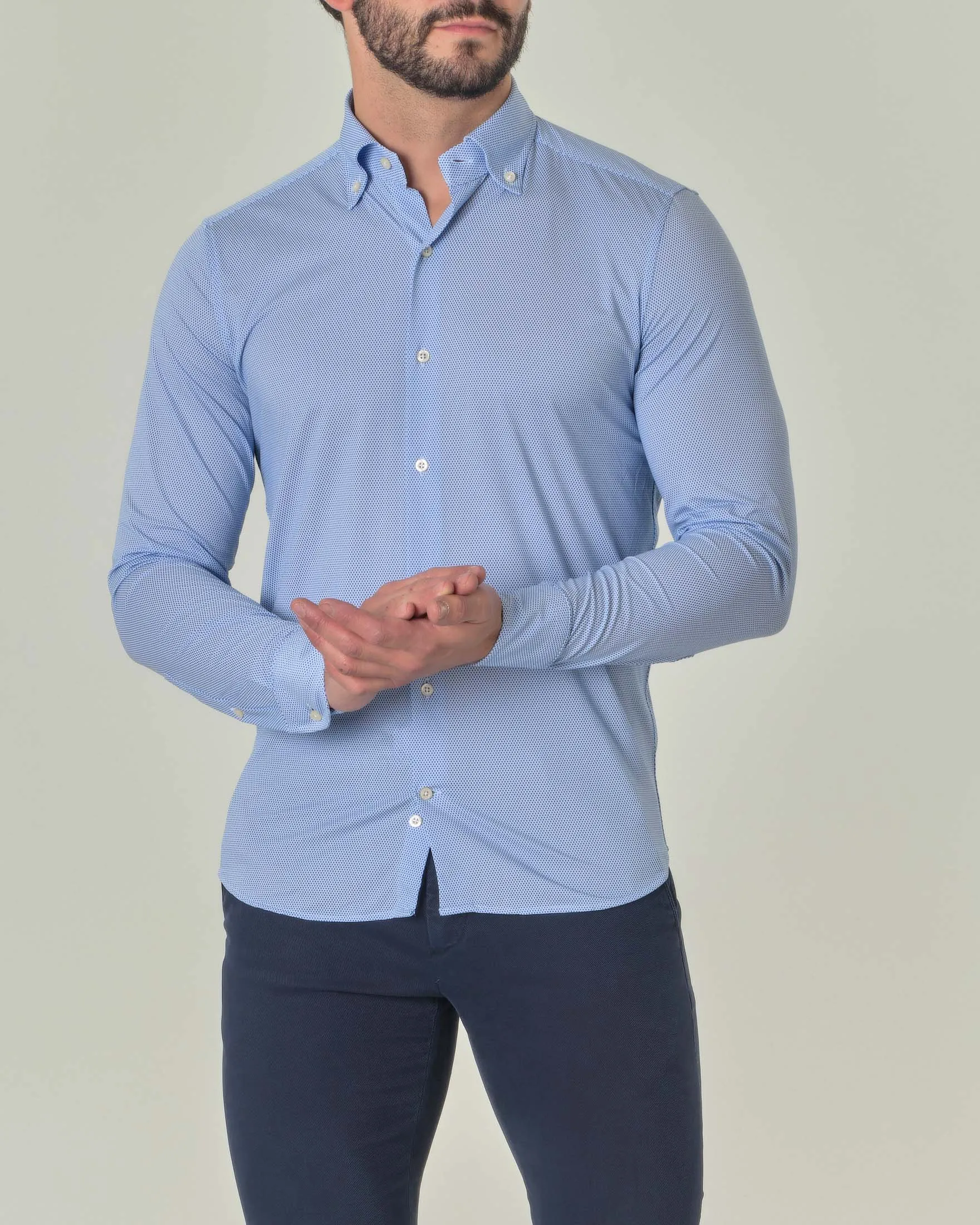 Camicia azzurra micro fantasia in tessuto tecnico con collo button down