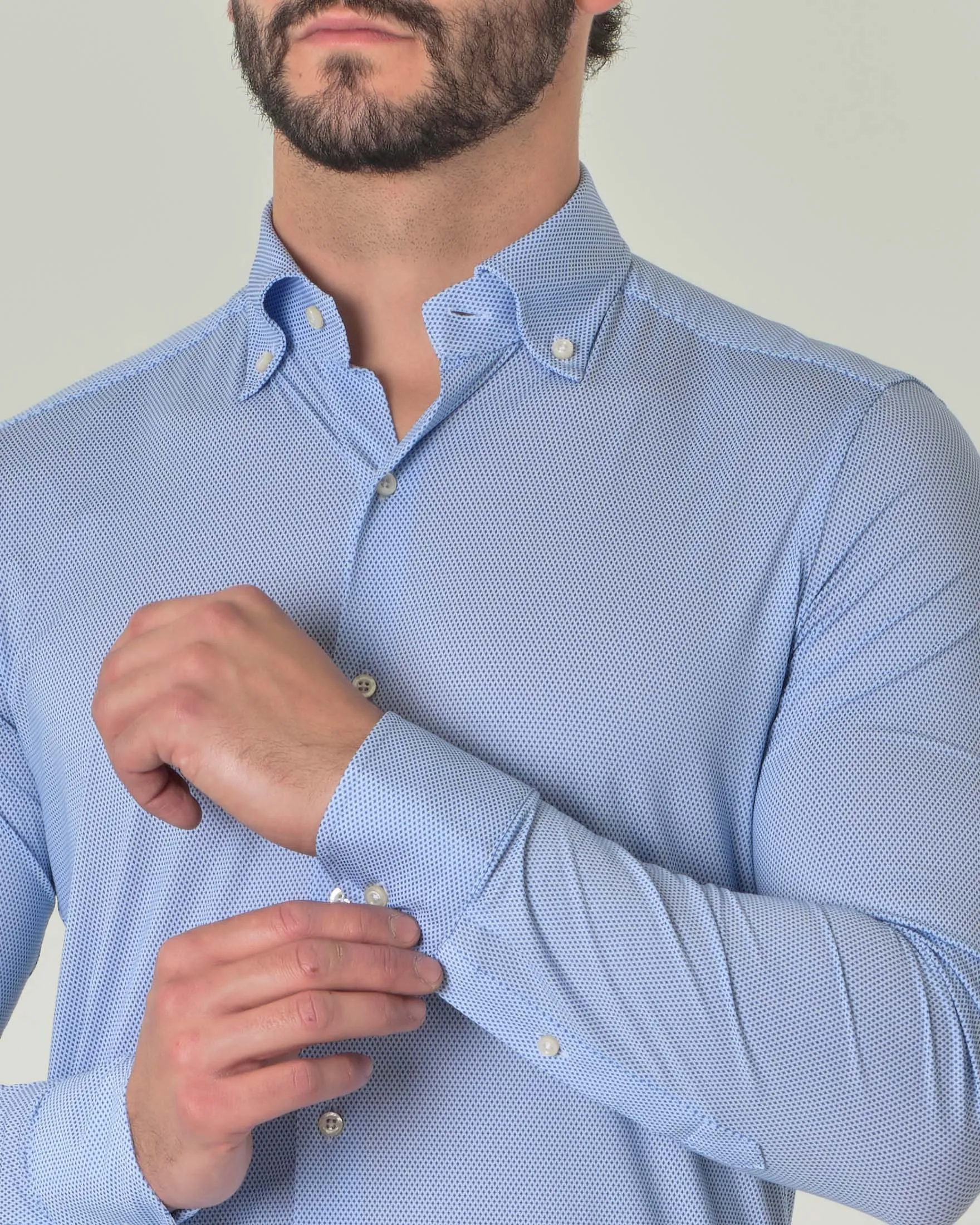 Camicia azzurra micro fantasia in tessuto tecnico con collo button down