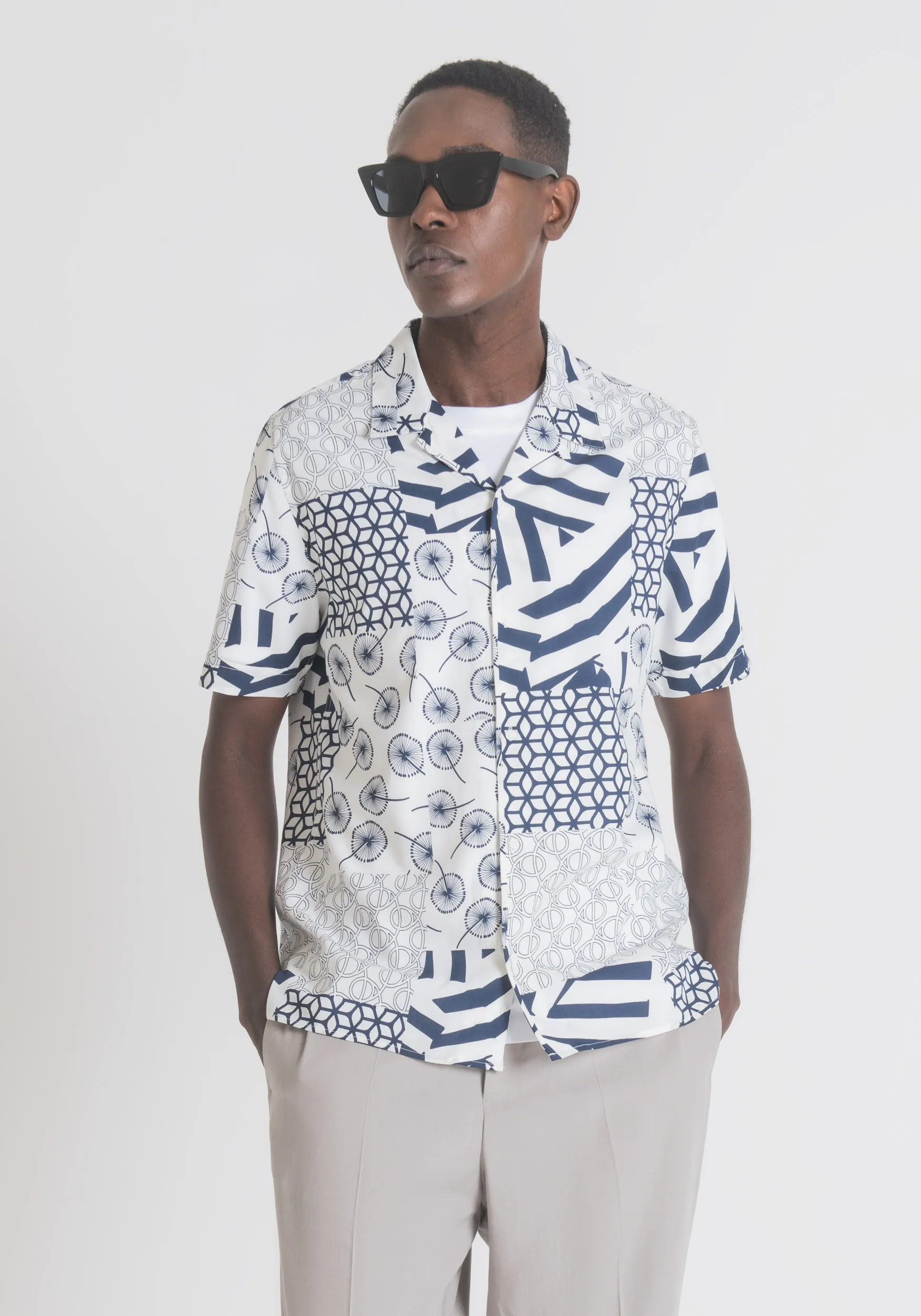 CAMICIA REGULAR STRAIGHT FIT ì A MANICHE CORTE CON STAMPA PATCHWORK