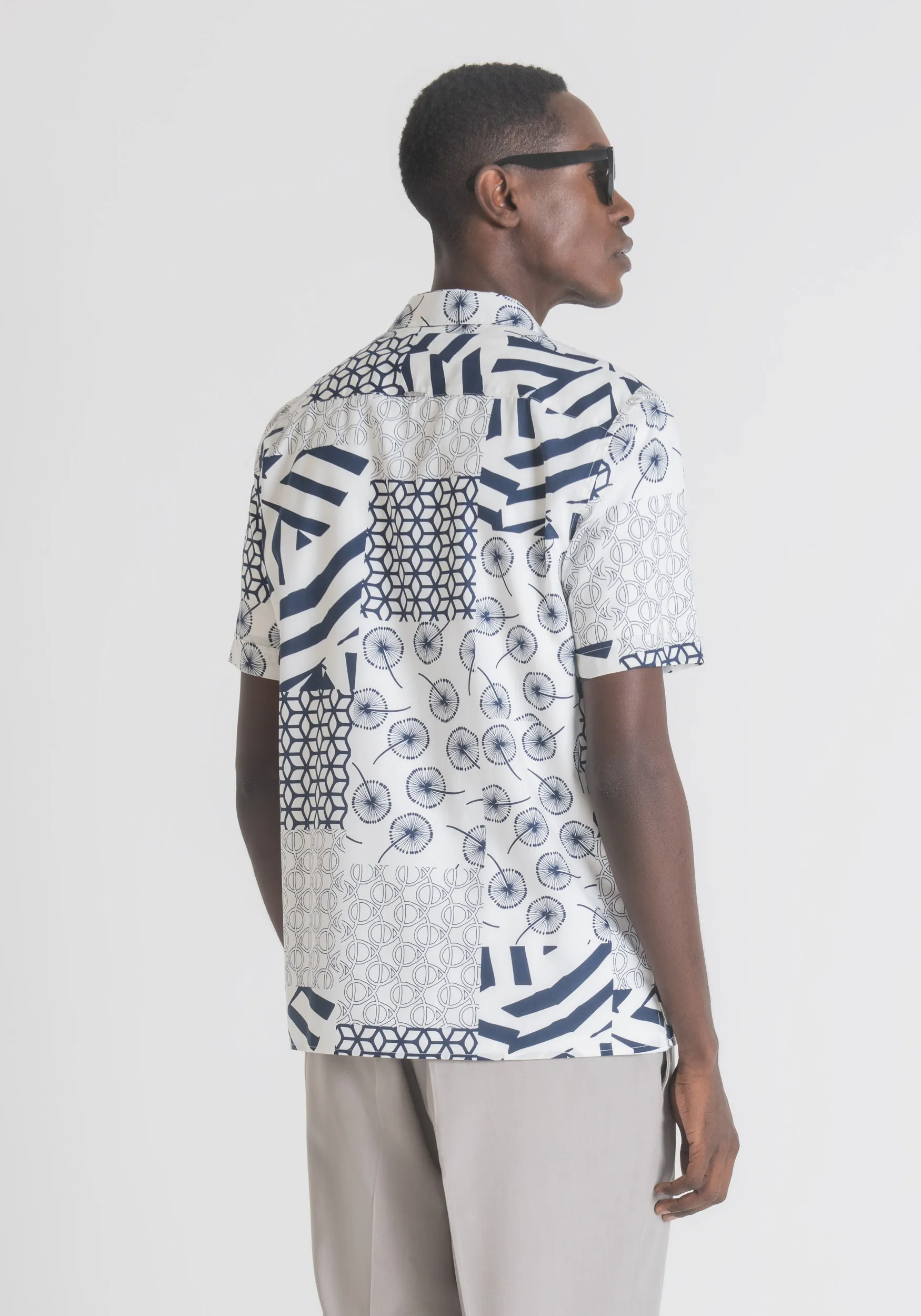 CAMICIA REGULAR STRAIGHT FIT ì A MANICHE CORTE CON STAMPA PATCHWORK