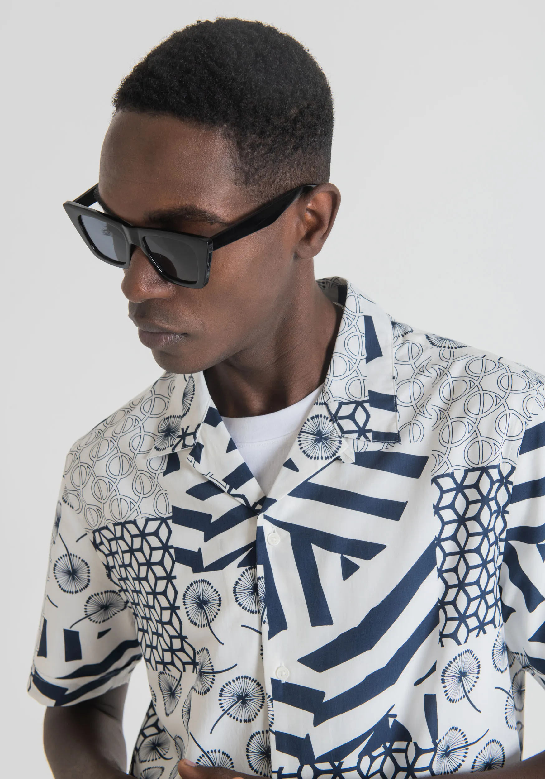 CAMICIA REGULAR STRAIGHT FIT ì A MANICHE CORTE CON STAMPA PATCHWORK