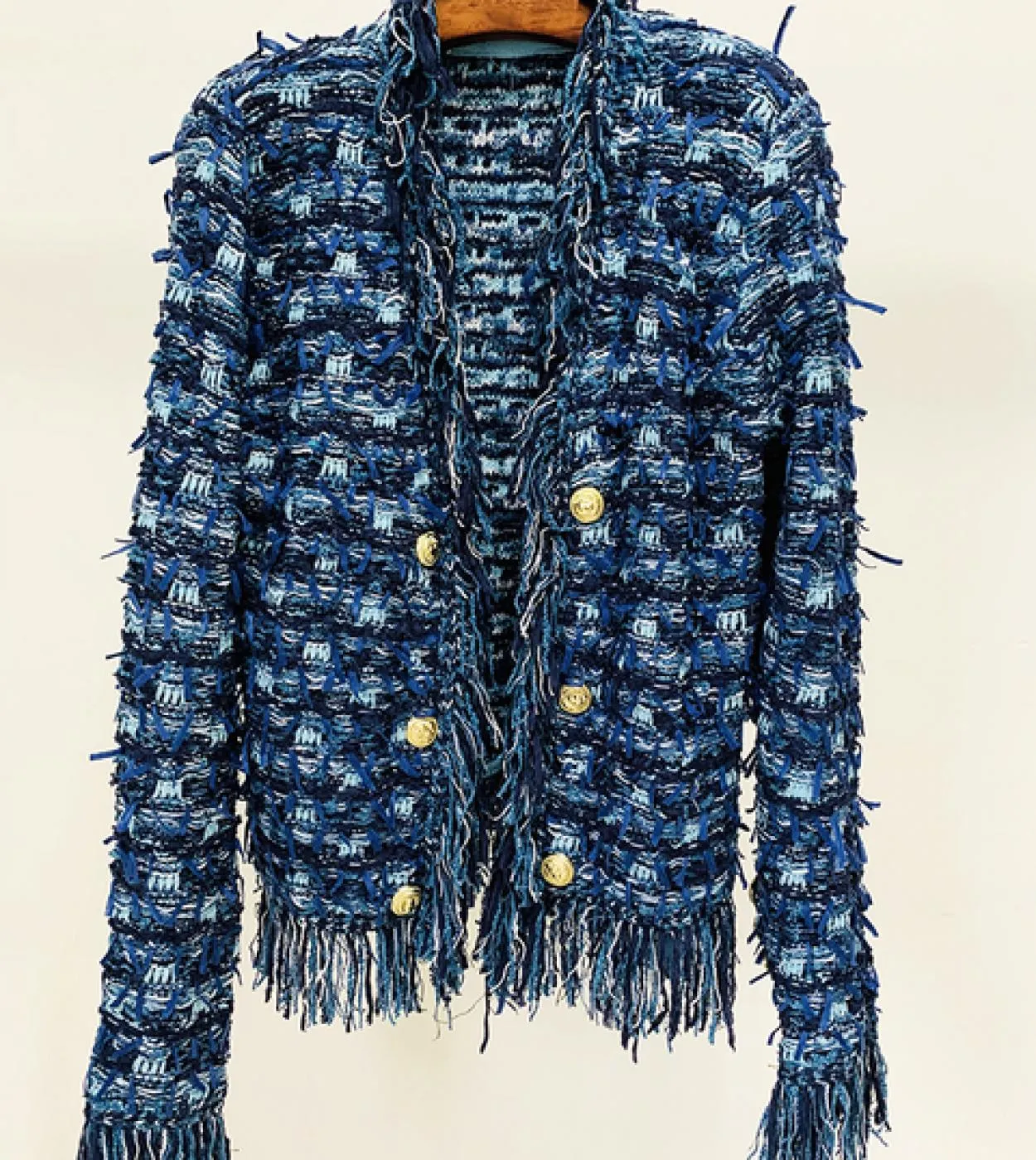 Cardigan lavorato a maglia con nappe impreziosito da donna con bottoni a forma di leone