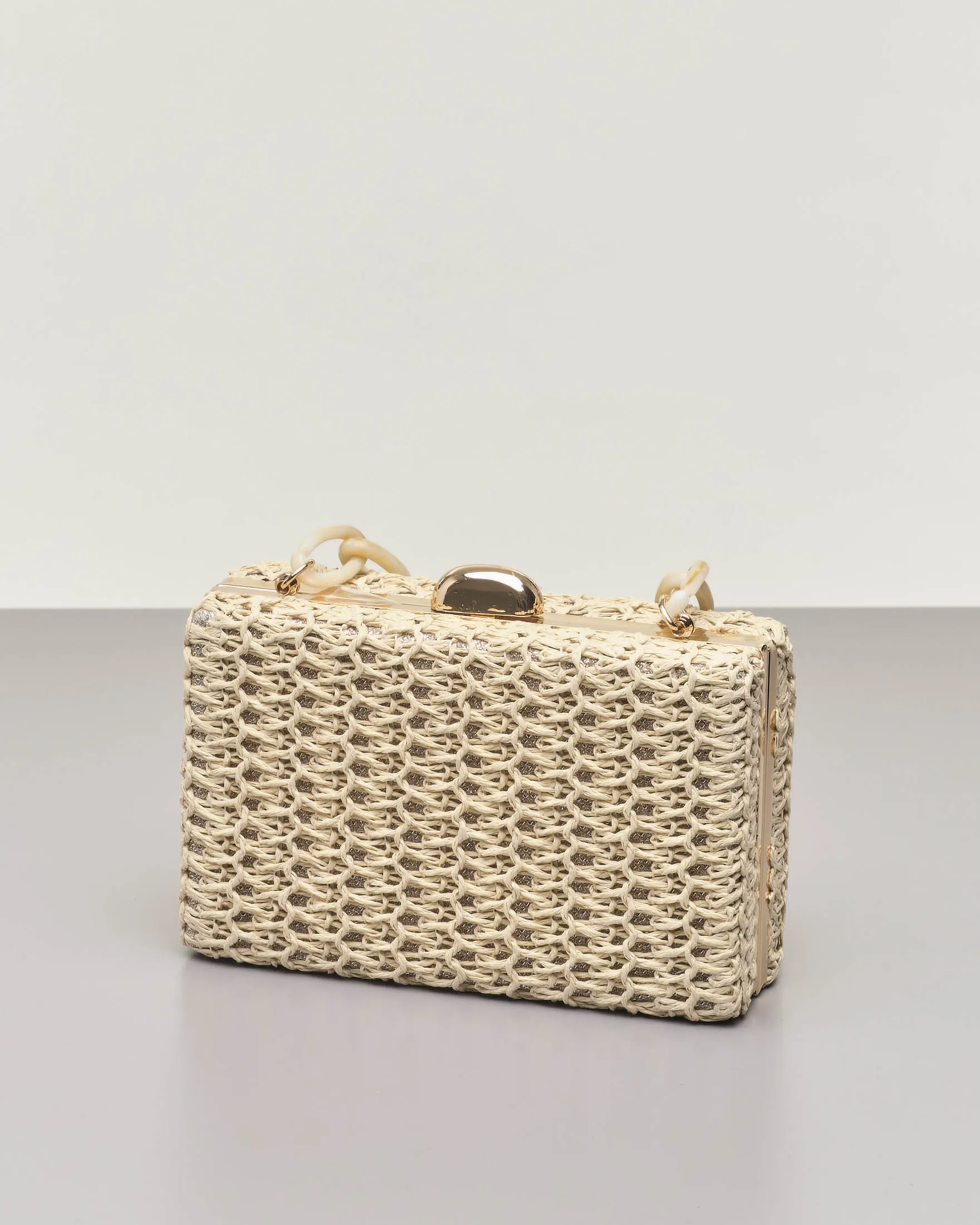 Clutch rigida in raffia color naturale con catena corta in resina beige removibile