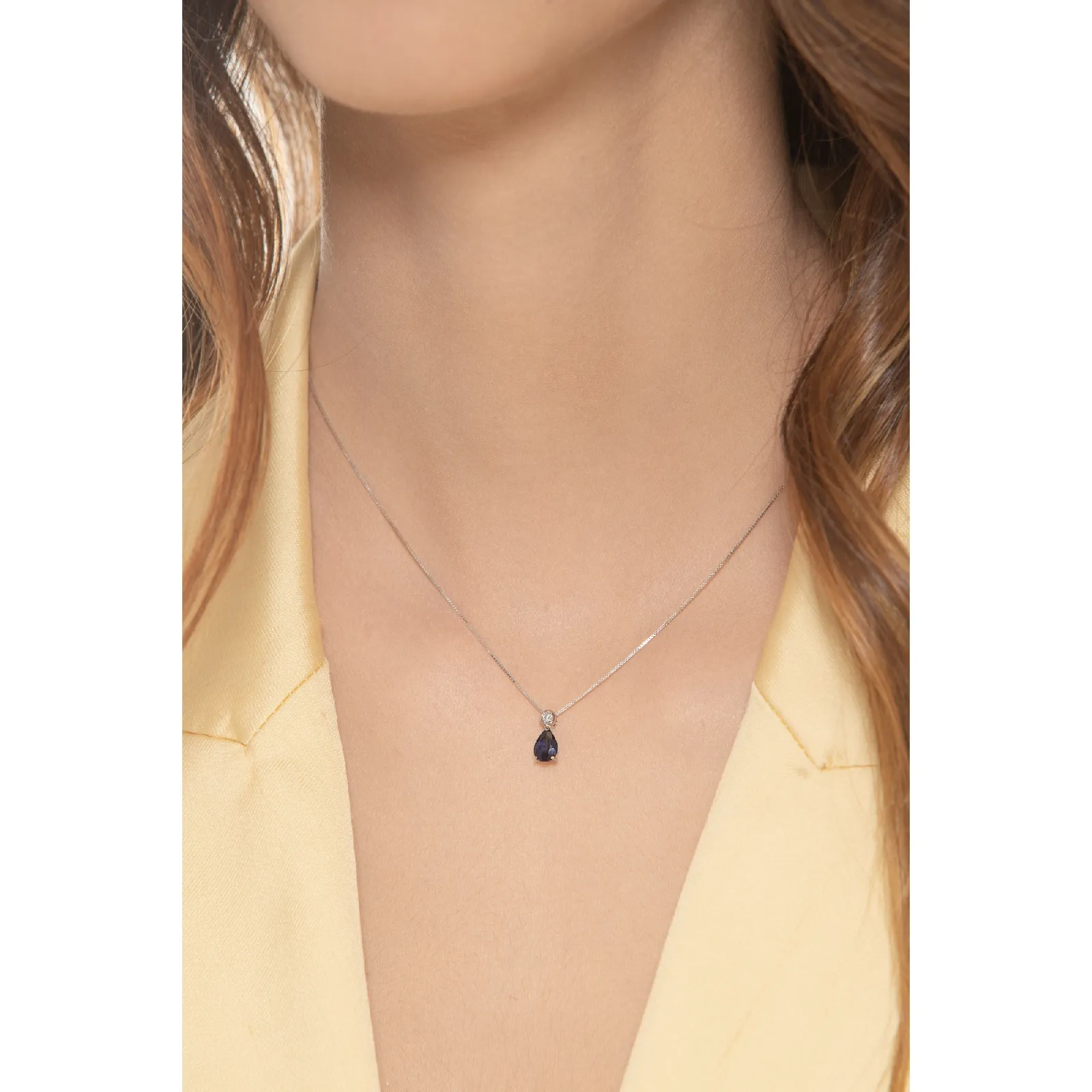 Collana in oro bianco 18k e ciondolo con zaffiro blu a goccia di circa 7x5 mm e diamante