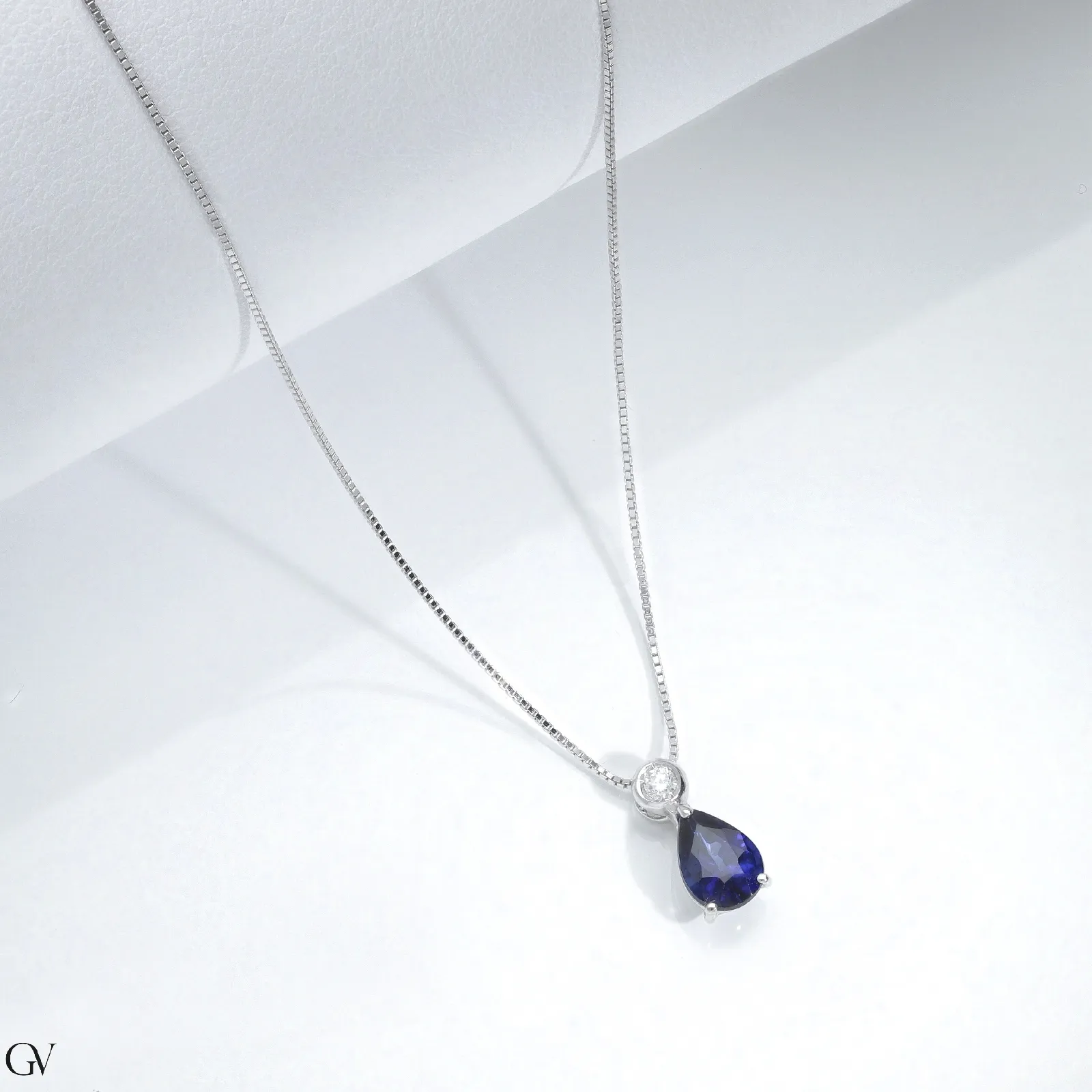 Collana in oro bianco 18k e ciondolo con zaffiro blu a goccia di circa 7x5 mm e diamante