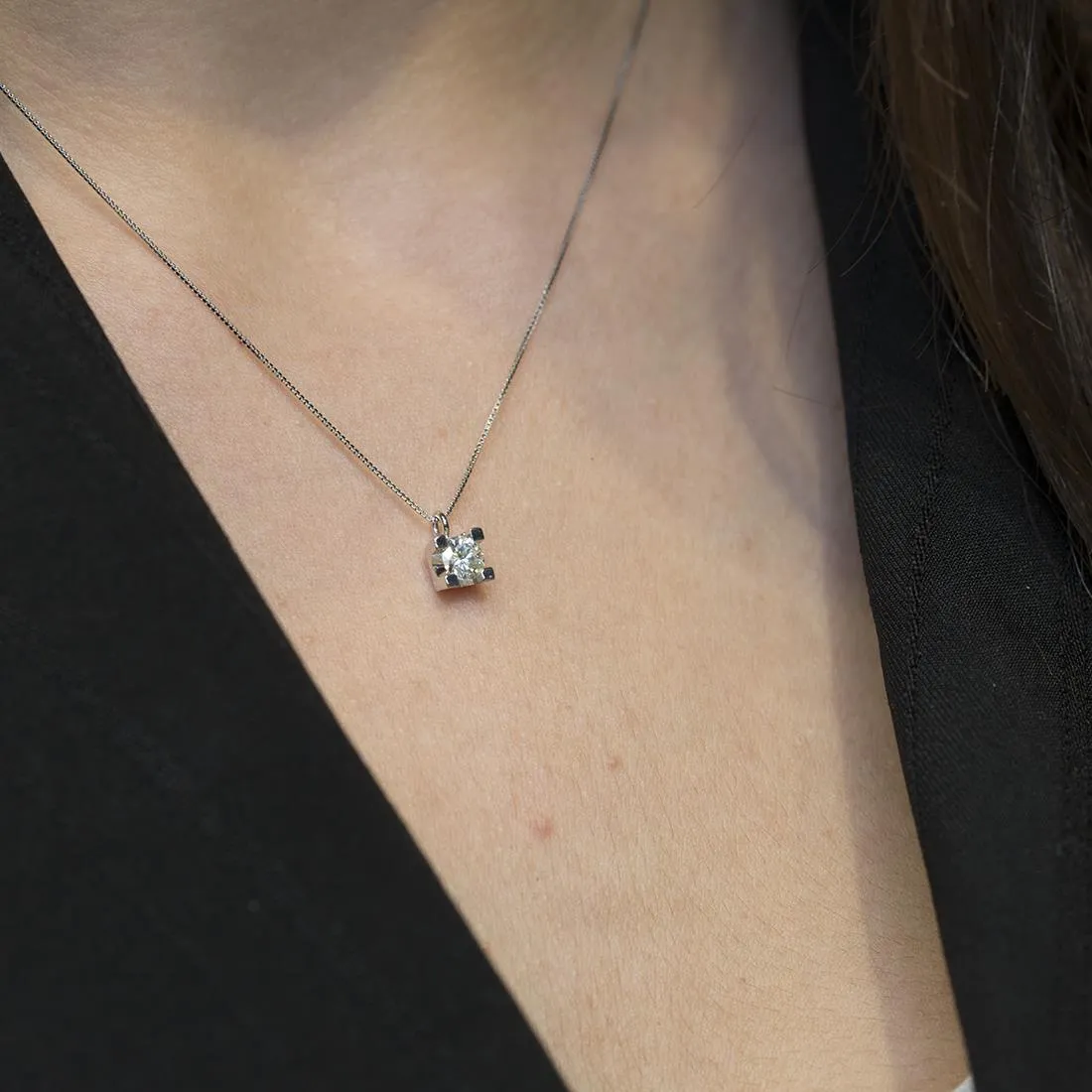 Collana punto luce in oro bianco con diamante