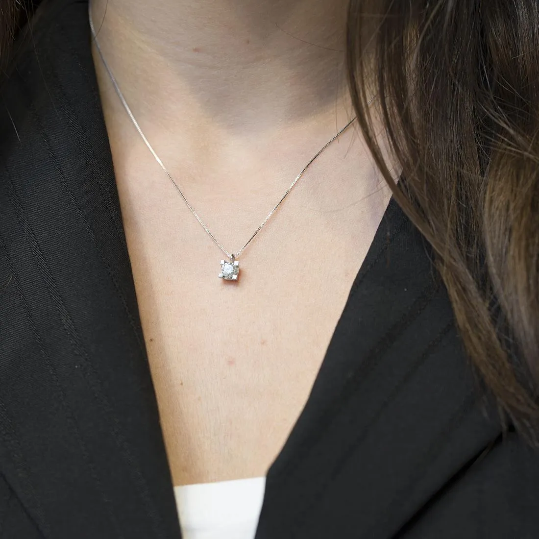 Collana punto luce in oro bianco con diamante