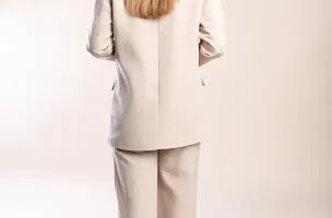 Completo giacca e pantaloni eleganti, beige