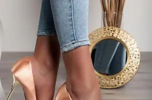 Décolleté con spilla decorativa, beige