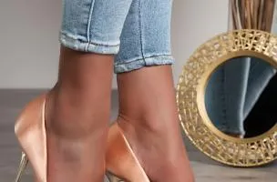 Décolleté con spilla decorativa, beige