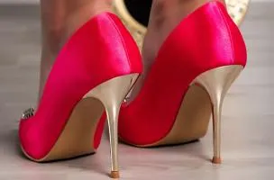 Décolleté con spilla decorativa, fucsia