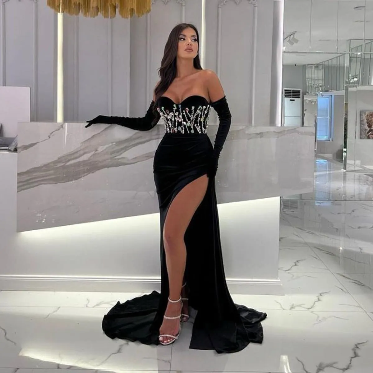 Eleganti abiti da ballo senza spalline in velluto con guanti da opera Abiti da occasione formale 2023 Serata a sirena con pietre