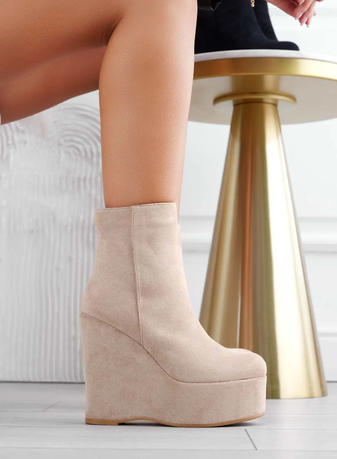 FABIANA - Stivaletti tronchetti beige scamosciati con zeppa