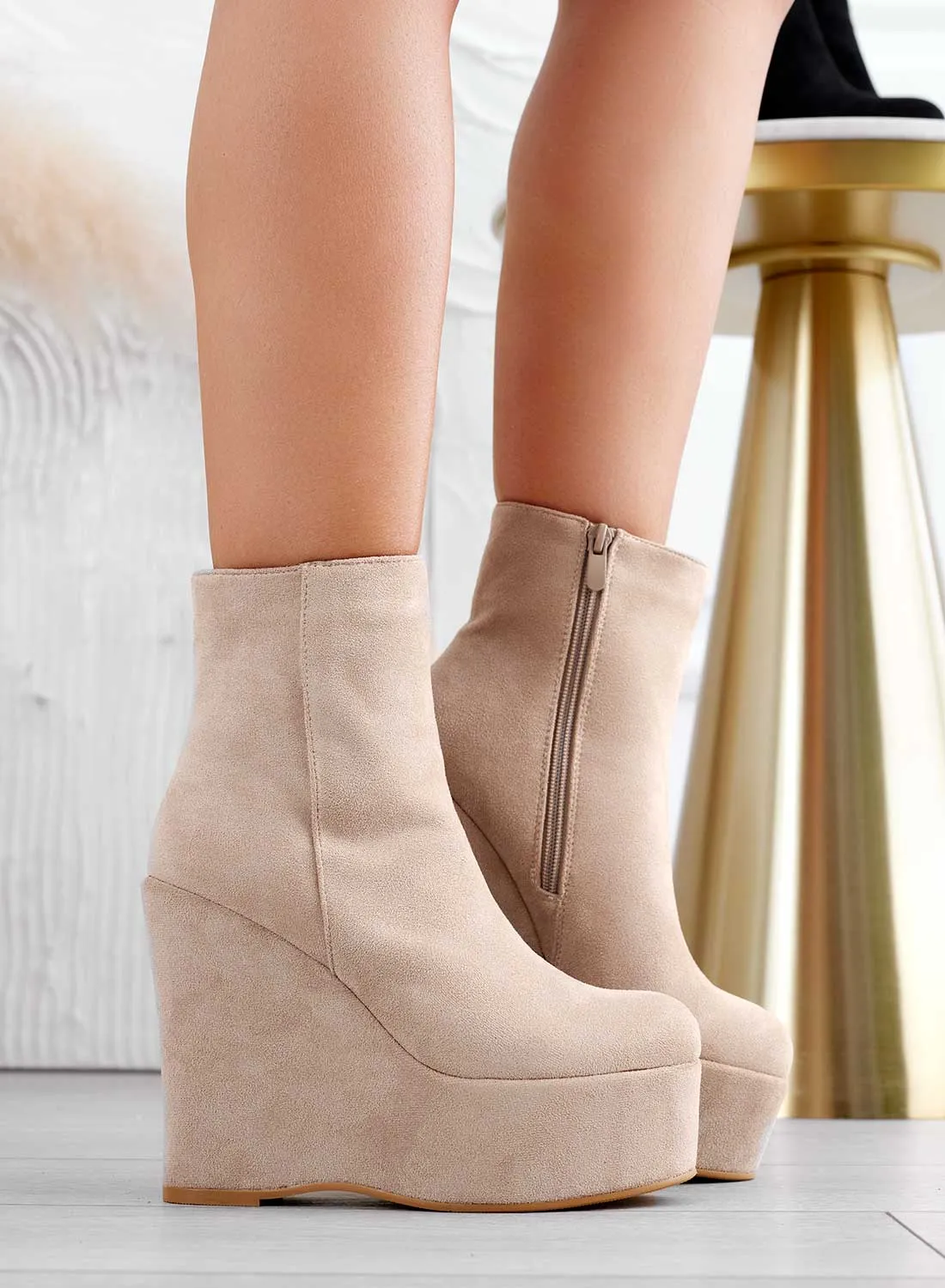 FABIANA - Stivaletti tronchetti beige scamosciati con zeppa