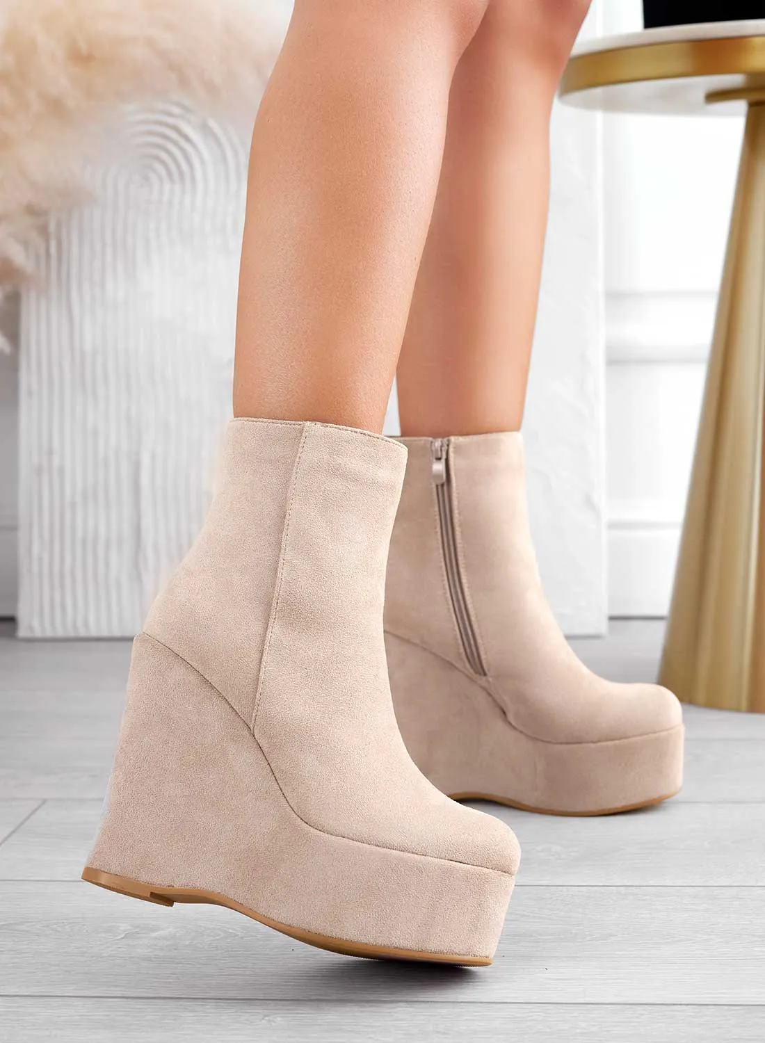 FABIANA - Stivaletti tronchetti beige scamosciati con zeppa
