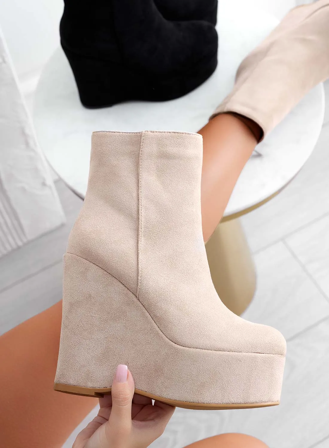 FABIANA - Stivaletti tronchetti beige scamosciati con zeppa