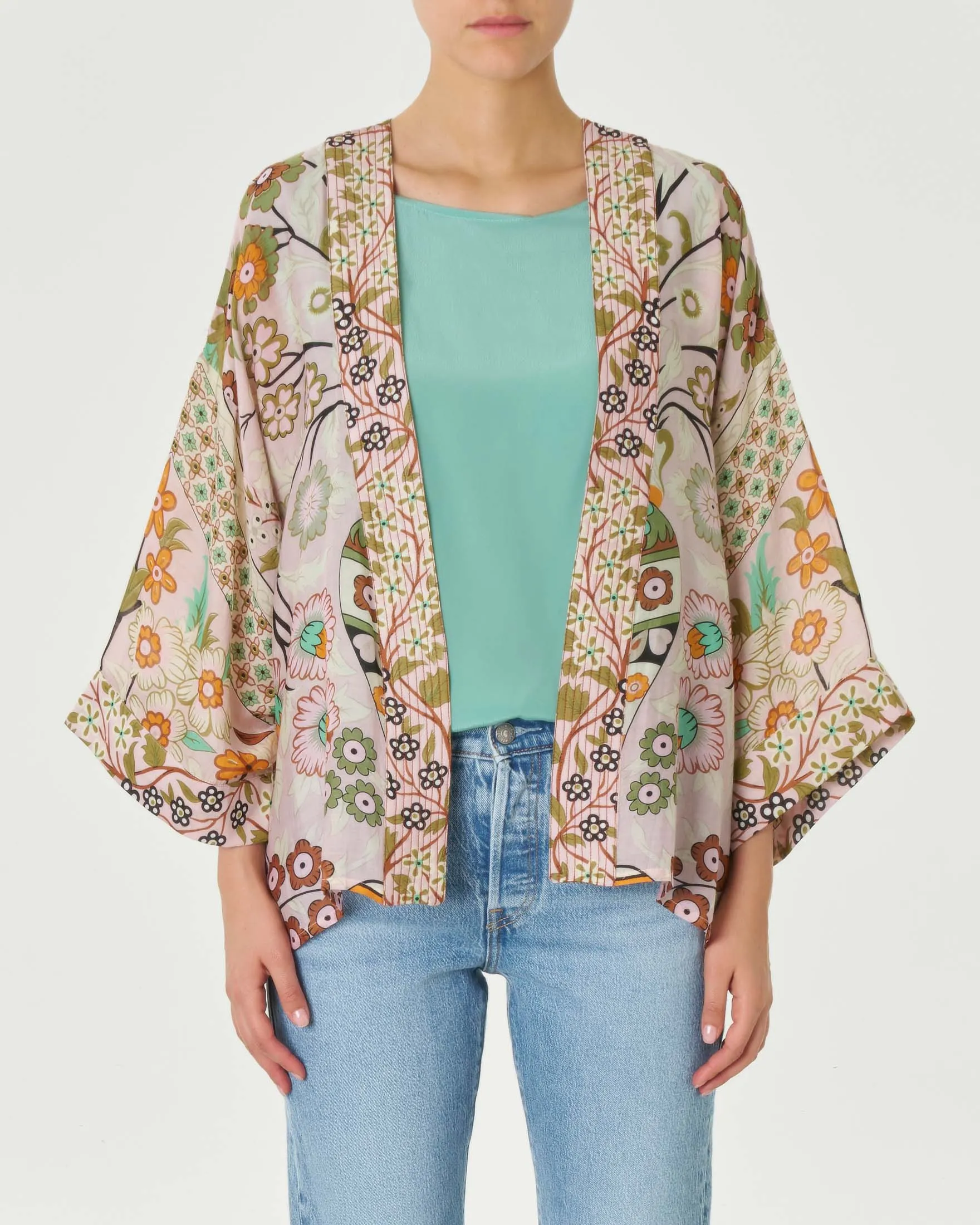 Kimono corto rosa chiaro a fantasia floreale arancio beige e verde acqua in cupro e modal