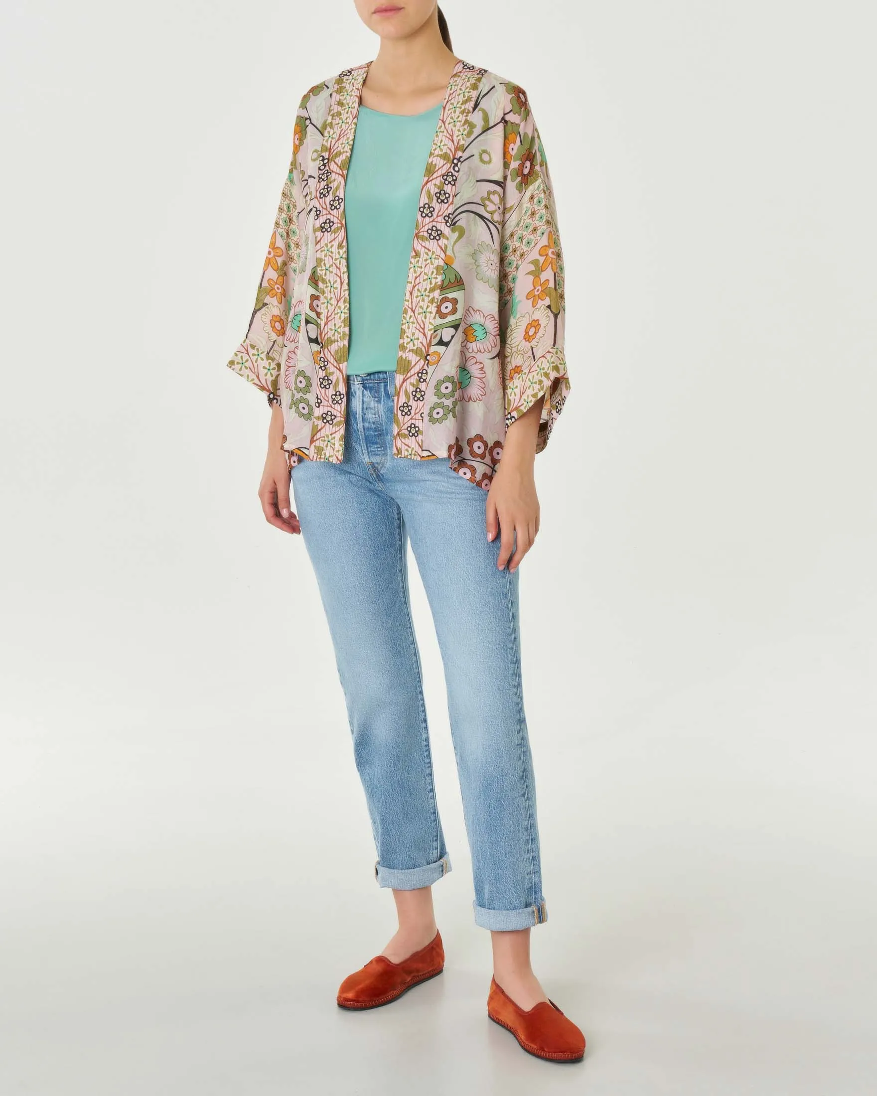Kimono corto rosa chiaro a fantasia floreale arancio beige e verde acqua in cupro e modal