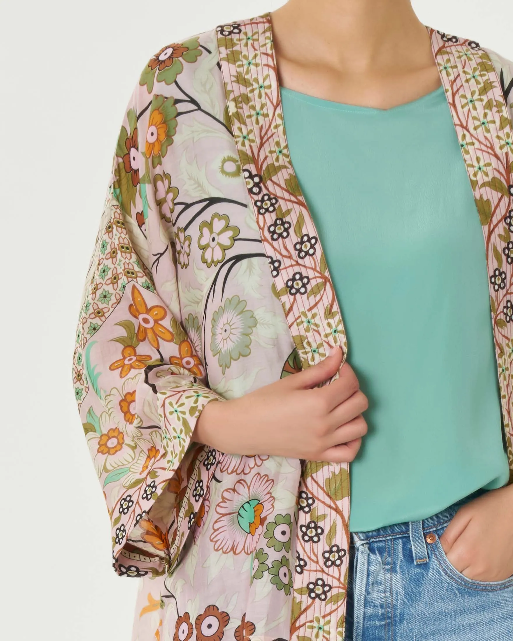 Kimono corto rosa chiaro a fantasia floreale arancio beige e verde acqua in cupro e modal