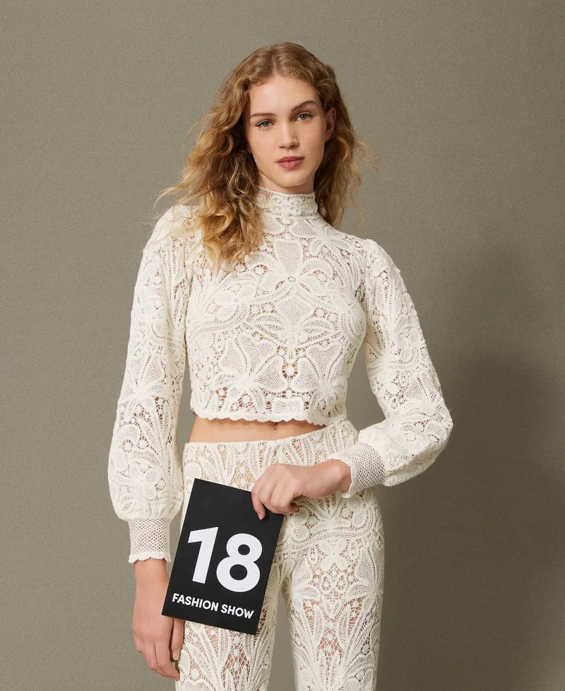 Maglia boxy in crochet a fiori