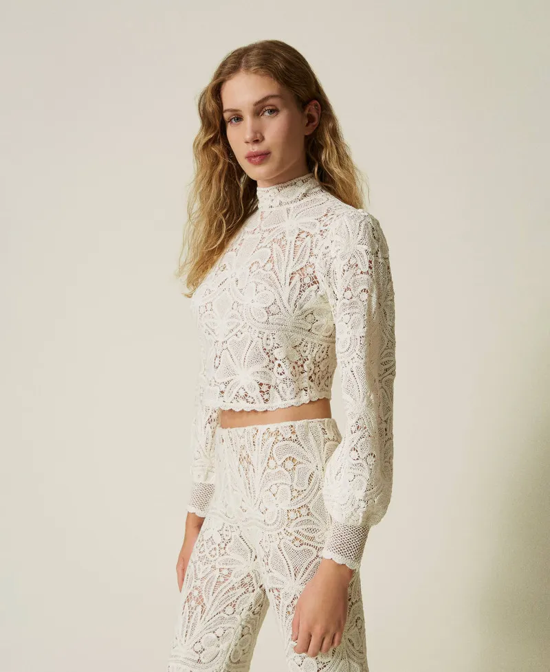 Maglia boxy in crochet a fiori