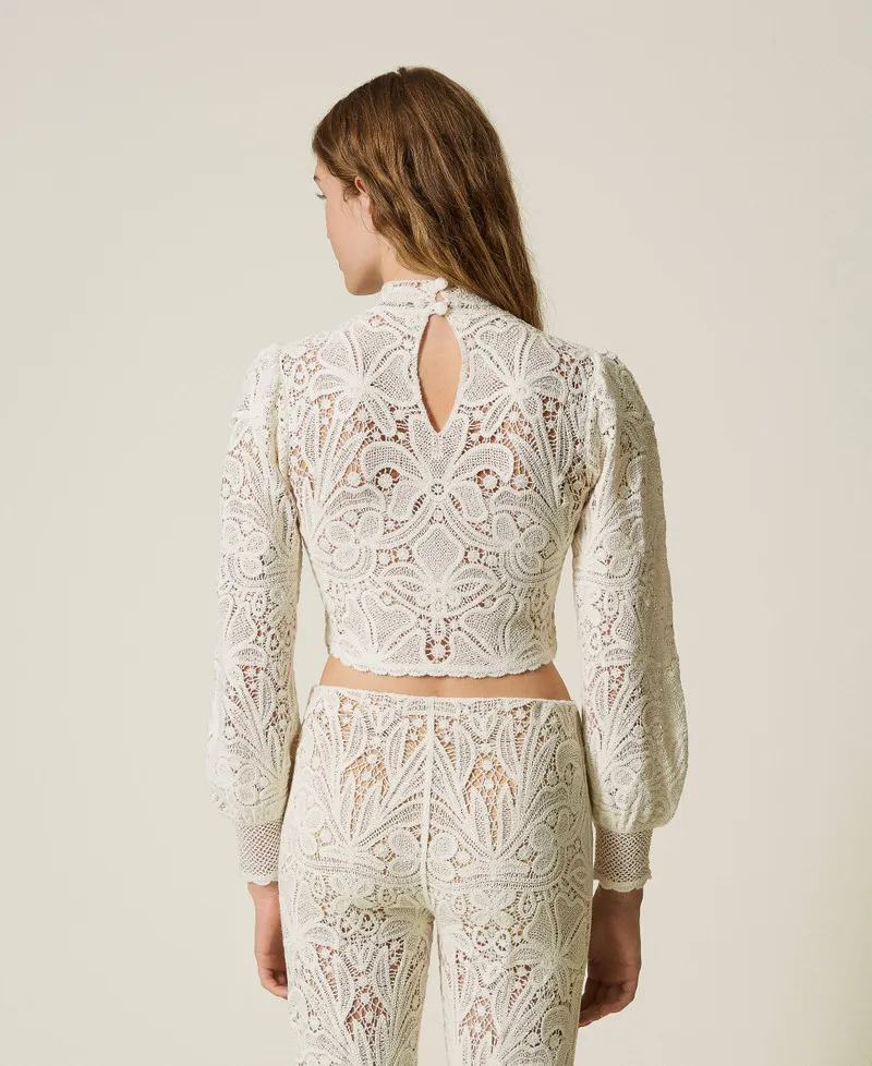 Maglia boxy in crochet a fiori