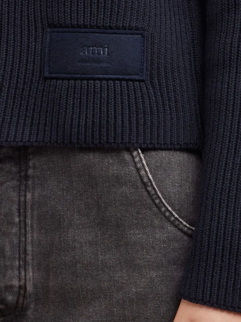 Maglione con applicazione in nero - donna