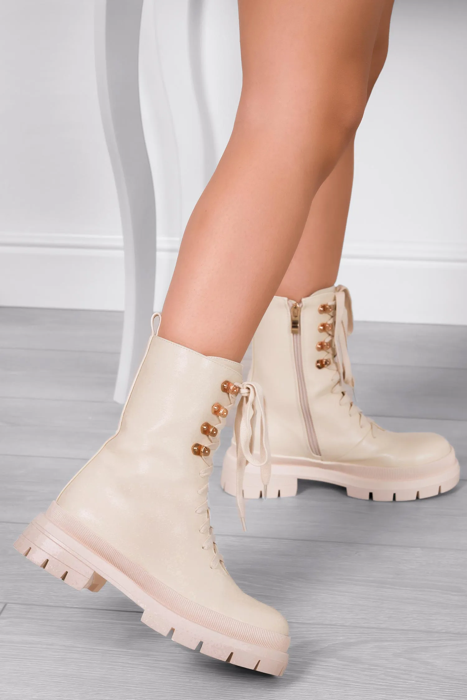MARA - Stivaletti anfibi beige Alexoo con lacci