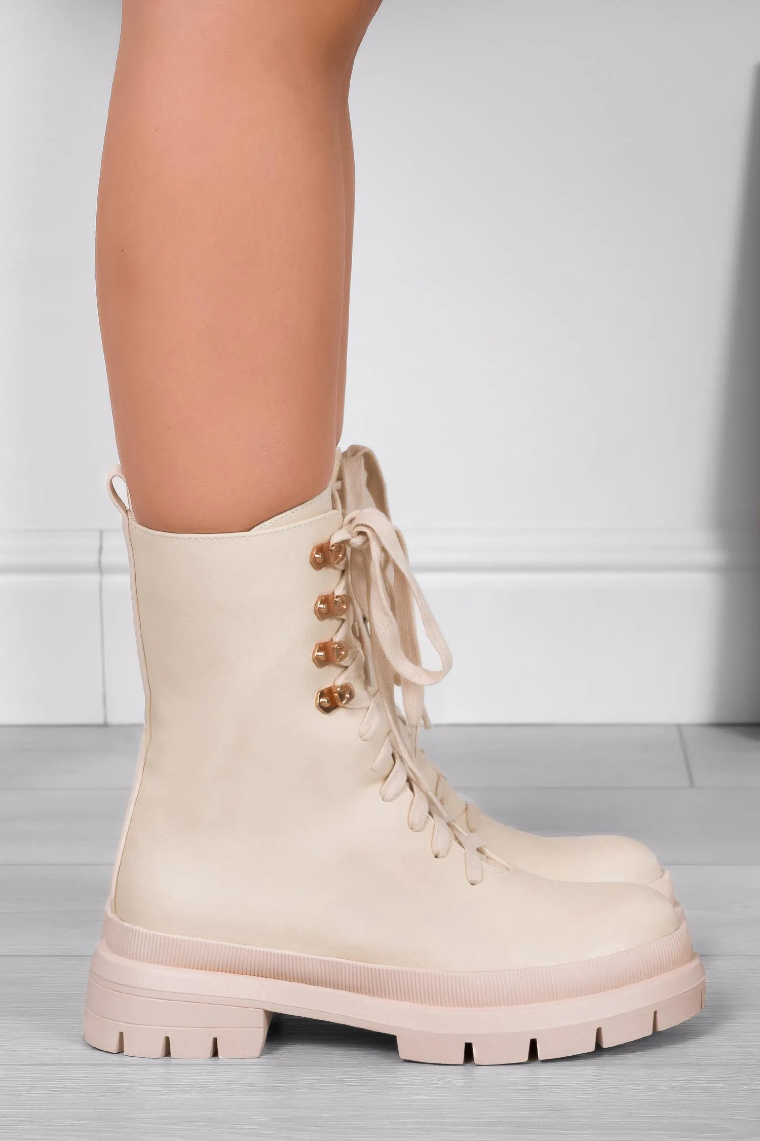 MARA - Stivaletti anfibi beige Alexoo con lacci