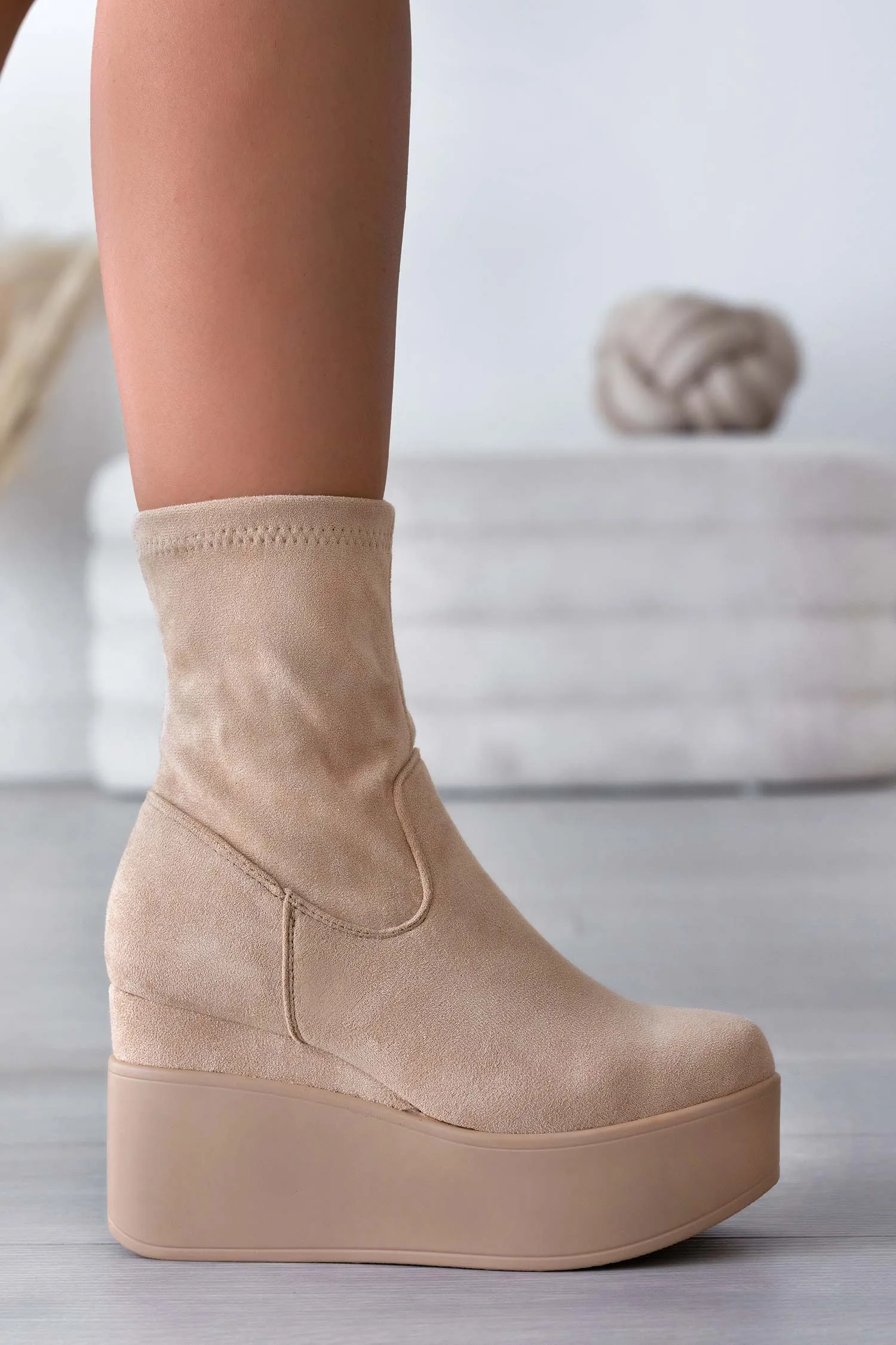 MIAA - Stivaletti Alexoo beige scamosciati con zeppa