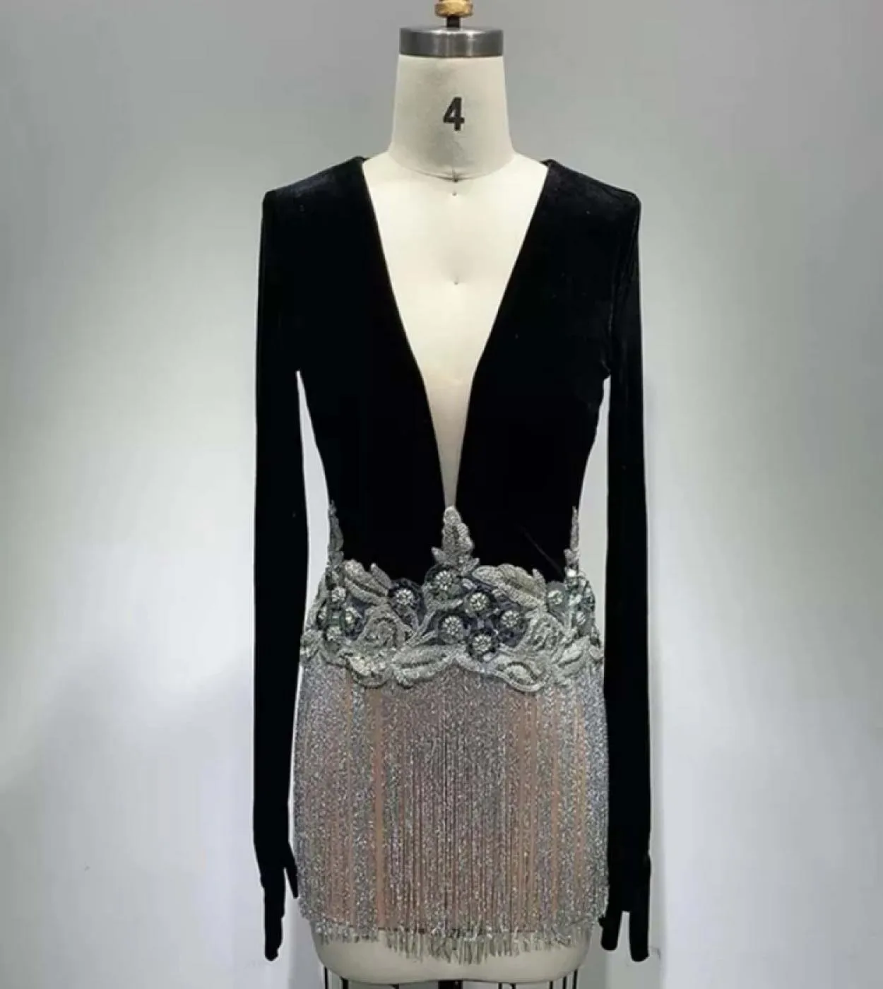 Mini abito aderente con nappa a maniche lunghe con scollo a V Elegante manica lunga nera con guanti Abito con perline Cocktail P