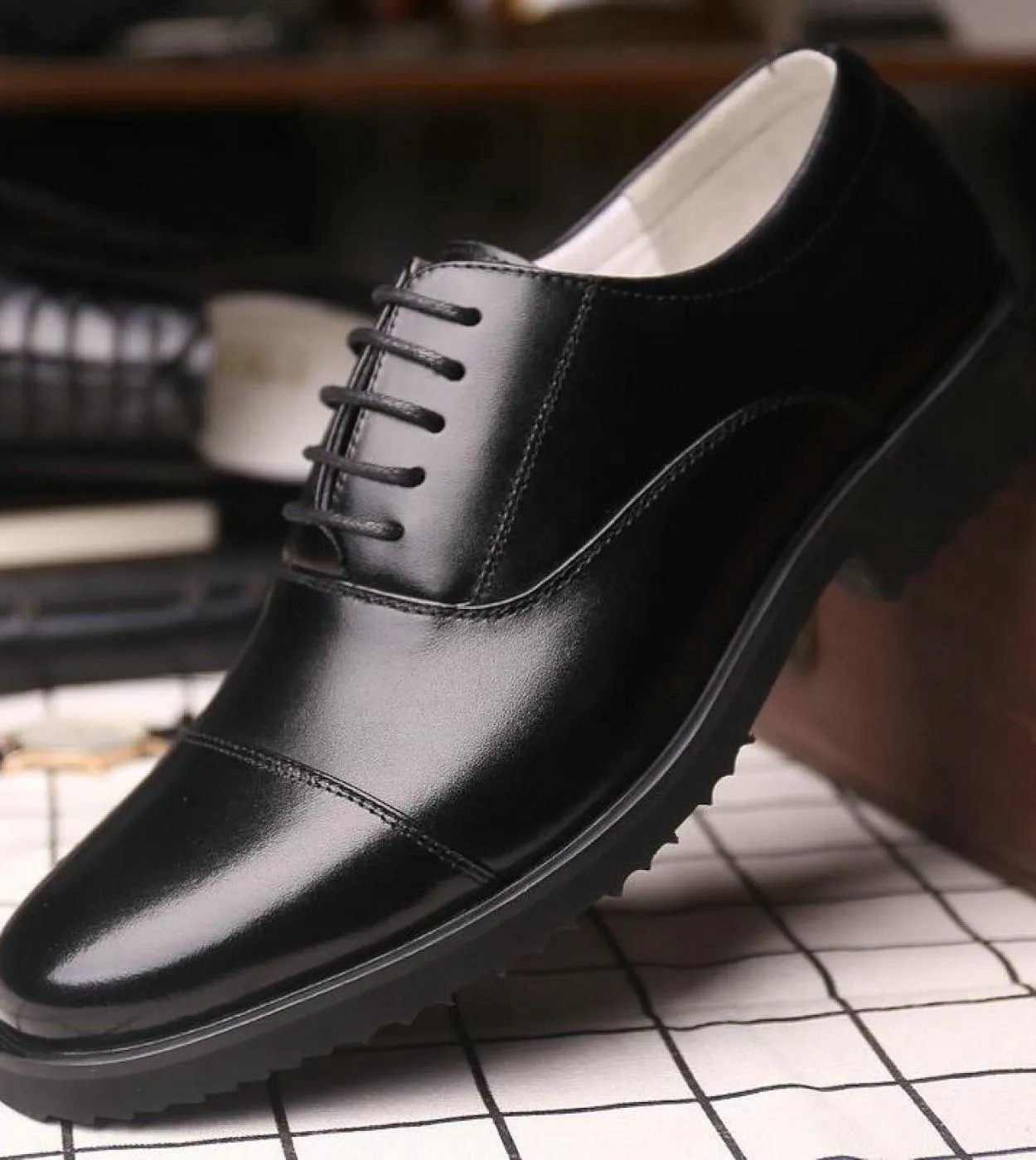 Nuovi uomini di alta qualità con lacci oxford da uomo in pelle antiscivolo per ufficio da lavoro scarpe da sposa scarpe eleganti