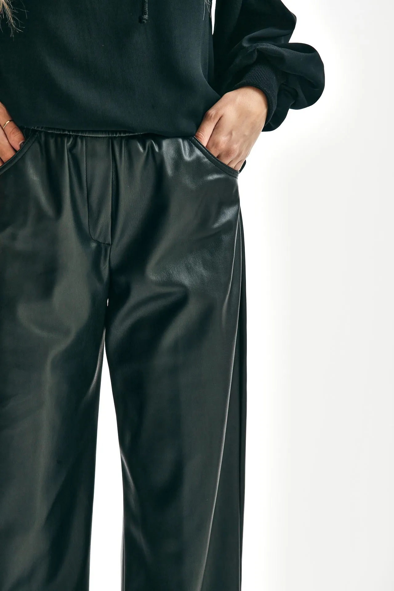 Pantaloni in ecopelle nero 